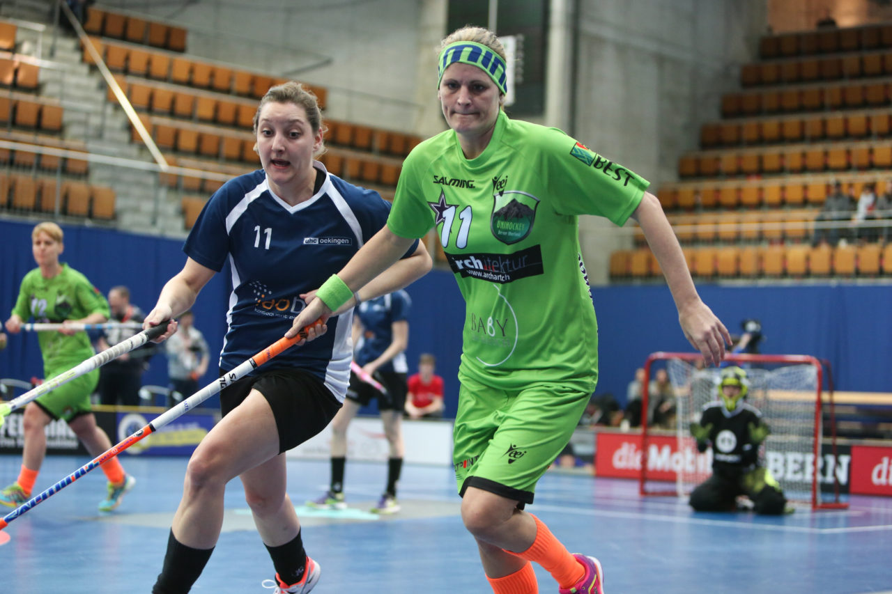 Wankdorfhalle (Bern), 25.02.2017, Unihockey Damen KF Ligacup Final, UHC Oekingen - Unihockey Berner Oberland, Corinne Krähenbühl (Nr. 11, UHC Oekingen) und Melanie Güngerich (Nr. 11, Unihockey Berner Oberland)

(Severin Binkert, unihockey-fotos.ch)

Copyright: Severin Binkert, unihockey-fotos.ch – Dieses Bild wurde durch swiss unihockey lizenziert und darf ausschliesslich auf den Online-Kanälen von swiss unihockey verwendet werden. Die redaktionelle oder kommerzielle Nutzung durch Dritte (Medien, Vereine, Unternehmen oder Privatpersonen) per Download von diesem flickr-Account ist ausgeschlossen. Das Bild kann bei Interesse via unihockey-fotos.ch kostenpflichtig lizenziert werden. unihockey-fotos.ch behält sich vor, fehlbaren Medien, Vereinen, Unternehmen oder Privatpersonen Bilder mit einem Zuschlag in Rechnung zu stellen.