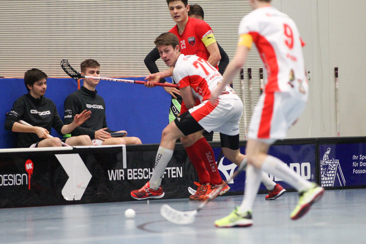 Sporthalle Weissenstein (Bern), 23.09.2016, Unihockey Herren U21 A Playoff Viertelfinal Spiel 5, Floorball Köniz - UHC Uster, Yves Lienammer (Nr. 77, UHC Uster) und Fabian Michel (Nr. 29, Floorball Köniz)

(Severin Binkert, unihockey-fotos.ch)

Copyright: Severin Binkert, unihockey-fotos.ch – Dieses Bild wurde durch swiss unihockey lizenziert und darf ausschliesslich auf den Online-Kanälen von swiss unihockey verwendet werden. Die redaktionelle oder kommerzielle Nutzung durch Dritte (Medien, Vereine, Unternehmen oder Privatpersonen) per Download von diesem flickr-Account ist ausgeschlossen. Das Bild kann bei Interesse via unihockey-fotos.ch kostenpflichtig lizenziert werden. unihockey-fotos.ch behält sich vor, fehlbaren Medien, Vereinen, Unternehmen oder Privatpersonen Bilder mit einem Zuschlag in Rechnung zu stellen.