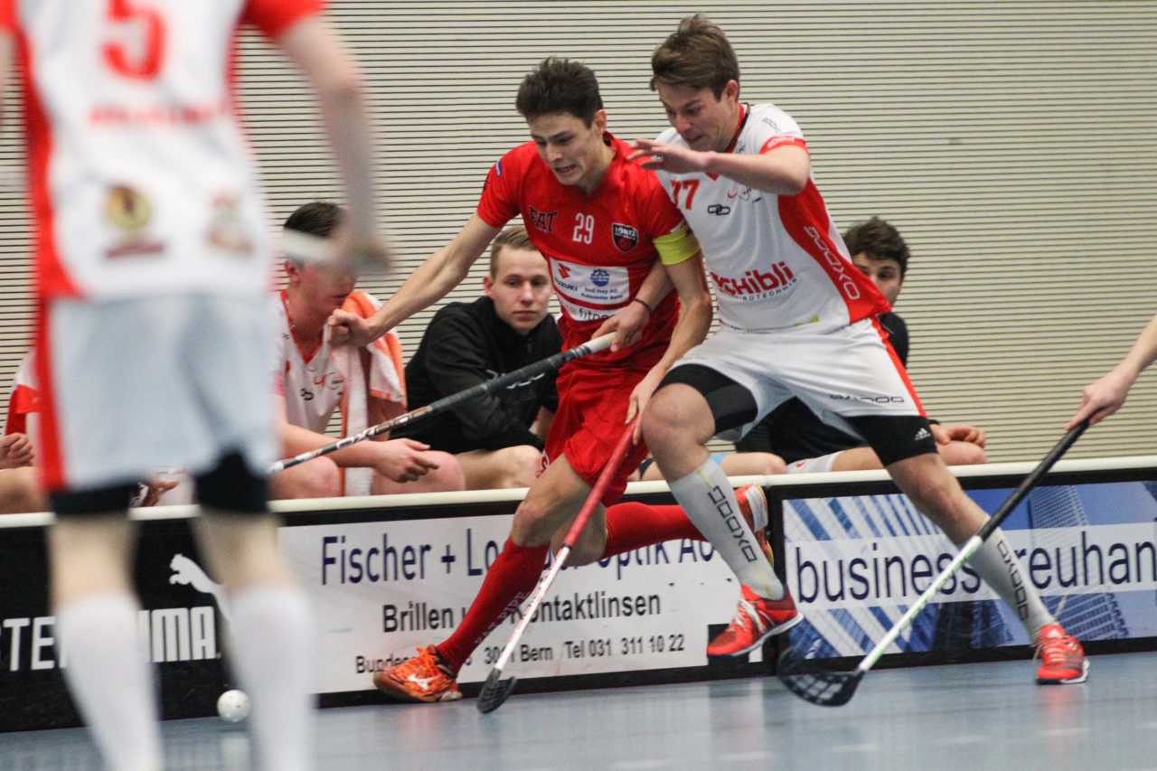 Sporthalle Weissenstein (Bern), 23.09.2016, Unihockey Herren U21 A Playoff Viertelfinal Spiel 5, Floorball Köniz - UHC Uster, Yves Lienammer (Nr. 77, UHC Uster) und Fabian Michel (Nr. 29, Floorball Köniz)

(Severin Binkert, unihockey-fotos.ch)

Copyright: Severin Binkert, unihockey-fotos.ch – Dieses Bild wurde durch swiss unihockey lizenziert und darf ausschliesslich auf den Online-Kanälen von swiss unihockey verwendet werden. Die redaktionelle oder kommerzielle Nutzung durch Dritte (Medien, Vereine, Unternehmen oder Privatpersonen) per Download von diesem flickr-Account ist ausgeschlossen. Das Bild kann bei Interesse via unihockey-fotos.ch kostenpflichtig lizenziert werden. unihockey-fotos.ch behält sich vor, fehlbaren Medien, Vereinen, Unternehmen oder Privatpersonen Bilder mit einem Zuschlag in Rechnung zu stellen.