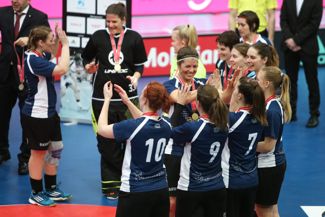Wankdorfhalle (Bern), 25.02.2017, Unihockey Damen KF Ligacup Final, UHC Oekingen - Unihockey Berner Oberland

(Severin Binkert, unihockey-fotos.ch)

Copyright: Severin Binkert, unihockey-fotos.ch – Dieses Bild wurde durch swiss unihockey lizenziert und darf ausschliesslich auf den Online-Kanälen von swiss unihockey verwendet werden. Die redaktionelle oder kommerzielle Nutzung durch Dritte (Medien, Vereine, Unternehmen oder Privatpersonen) per Download von diesem flickr-Account ist ausgeschlossen. Das Bild kann bei Interesse via unihockey-fotos.ch kostenpflichtig lizenziert werden. unihockey-fotos.ch behält sich vor, fehlbaren Medien, Vereinen, Unternehmen oder Privatpersonen Bilder mit einem Zuschlag in Rechnung zu stellen.