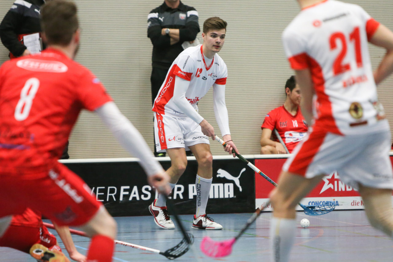 Sporthalle Weissenstein (Bern), 23.09.2016, Unihockey Herren U21 A Playoff Viertelfinal Spiel 5, Floorball Köniz - UHC Uster, Fabio Luchsinger (Nr. 12, UHC Uster)

(Severin Binkert, unihockey-fotos.ch)

Copyright: Severin Binkert, unihockey-fotos.ch – Dieses Bild wurde durch swiss unihockey lizenziert und darf ausschliesslich auf den Online-Kanälen von swiss unihockey verwendet werden. Die redaktionelle oder kommerzielle Nutzung durch Dritte (Medien, Vereine, Unternehmen oder Privatpersonen) per Download von diesem flickr-Account ist ausgeschlossen. Das Bild kann bei Interesse via unihockey-fotos.ch kostenpflichtig lizenziert werden. unihockey-fotos.ch behält sich vor, fehlbaren Medien, Vereinen, Unternehmen oder Privatpersonen Bilder mit einem Zuschlag in Rechnung zu stellen.