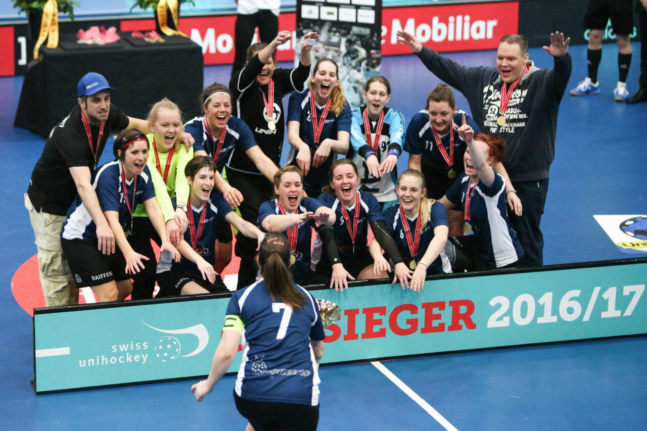 Wankdorfhalle (Bern), 25.02.2017, Unihockey Damen KF Ligacup Final, UHC Oekingen - Unihockey Berner Oberland

(Severin Binkert, unihockey-fotos.ch)

Copyright: Severin Binkert, unihockey-fotos.ch – Dieses Bild wurde durch swiss unihockey lizenziert und darf ausschliesslich auf den Online-Kanälen von swiss unihockey verwendet werden. Die redaktionelle oder kommerzielle Nutzung durch Dritte (Medien, Vereine, Unternehmen oder Privatpersonen) per Download von diesem flickr-Account ist ausgeschlossen. Das Bild kann bei Interesse via unihockey-fotos.ch kostenpflichtig lizenziert werden. unihockey-fotos.ch behält sich vor, fehlbaren Medien, Vereinen, Unternehmen oder Privatpersonen Bilder mit einem Zuschlag in Rechnung zu stellen.