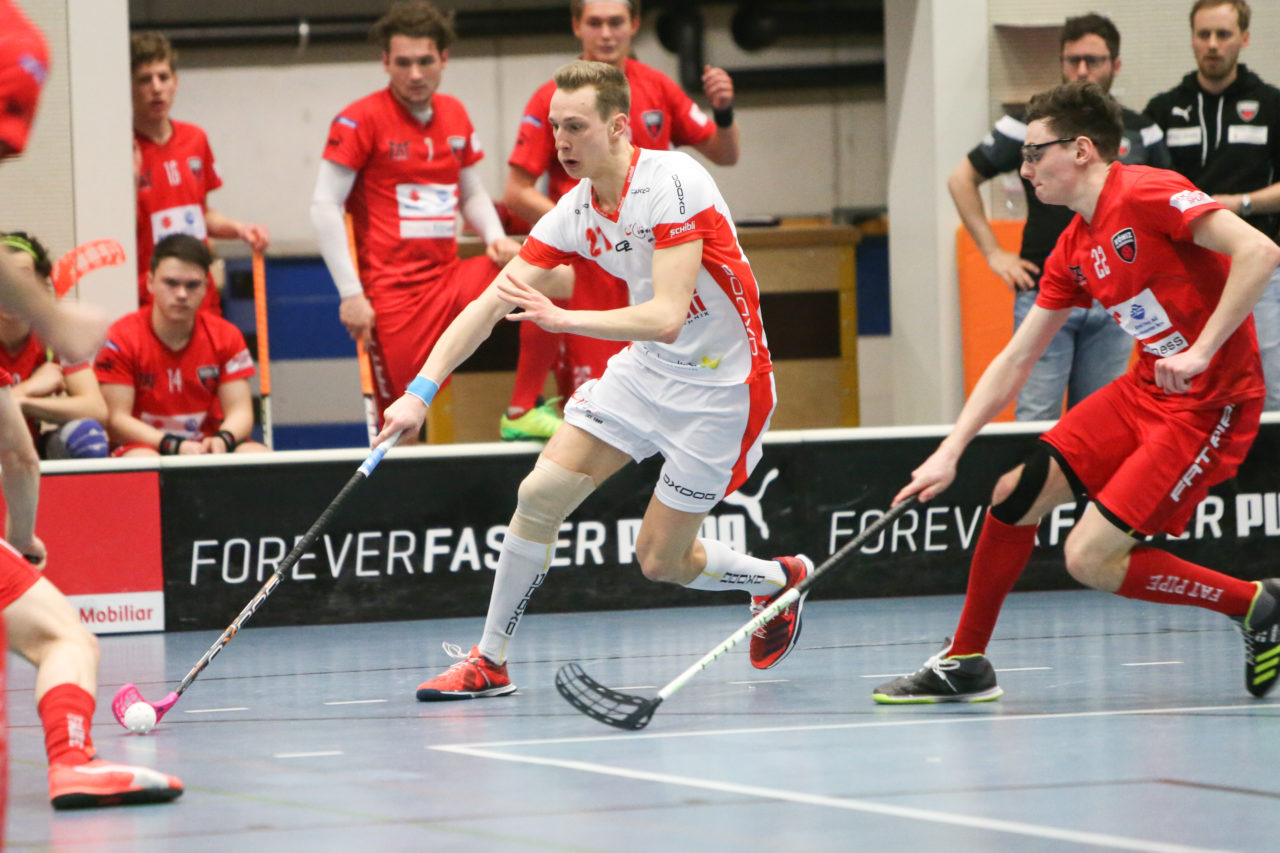 Sporthalle Weissenstein (Bern), 23.09.2016, Unihockey Herren U21 A Playoff Viertelfinal Spiel 5, Floorball Köniz - UHC Uster, Timon Stäubli (Nr. 21, UHC Uster)

(Severin Binkert, unihockey-fotos.ch)

Copyright: Severin Binkert, unihockey-fotos.ch – Dieses Bild wurde durch swiss unihockey lizenziert und darf ausschliesslich auf den Online-Kanälen von swiss unihockey verwendet werden. Die redaktionelle oder kommerzielle Nutzung durch Dritte (Medien, Vereine, Unternehmen oder Privatpersonen) per Download von diesem flickr-Account ist ausgeschlossen. Das Bild kann bei Interesse via unihockey-fotos.ch kostenpflichtig lizenziert werden. unihockey-fotos.ch behält sich vor, fehlbaren Medien, Vereinen, Unternehmen oder Privatpersonen Bilder mit einem Zuschlag in Rechnung zu stellen.