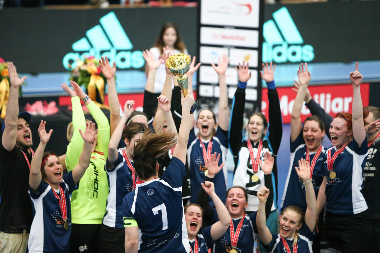 Wankdorfhalle (Bern), 25.02.2017, Unihockey Damen KF Ligacup Final, UHC Oekingen - Unihockey Berner Oberland

(Severin Binkert, unihockey-fotos.ch)

Copyright: Severin Binkert, unihockey-fotos.ch – Dieses Bild wurde durch swiss unihockey lizenziert und darf ausschliesslich auf den Online-Kanälen von swiss unihockey verwendet werden. Die redaktionelle oder kommerzielle Nutzung durch Dritte (Medien, Vereine, Unternehmen oder Privatpersonen) per Download von diesem flickr-Account ist ausgeschlossen. Das Bild kann bei Interesse via unihockey-fotos.ch kostenpflichtig lizenziert werden. unihockey-fotos.ch behält sich vor, fehlbaren Medien, Vereinen, Unternehmen oder Privatpersonen Bilder mit einem Zuschlag in Rechnung zu stellen.