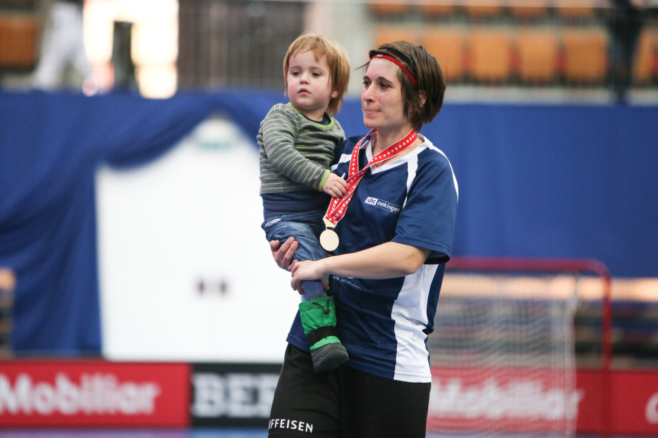 Wankdorfhalle (Bern), 25.02.2017, Unihockey Damen KF Ligacup Final, UHC Oekingen - Unihockey Berner Oberland, Alice Roth (Nr. 15, UHC Oekingen)

(Severin Binkert, unihockey-fotos.ch)

Copyright: Severin Binkert, unihockey-fotos.ch – Dieses Bild wurde durch swiss unihockey lizenziert und darf ausschliesslich auf den Online-Kanälen von swiss unihockey verwendet werden. Die redaktionelle oder kommerzielle Nutzung durch Dritte (Medien, Vereine, Unternehmen oder Privatpersonen) per Download von diesem flickr-Account ist ausgeschlossen. Das Bild kann bei Interesse via unihockey-fotos.ch kostenpflichtig lizenziert werden. unihockey-fotos.ch behält sich vor, fehlbaren Medien, Vereinen, Unternehmen oder Privatpersonen Bilder mit einem Zuschlag in Rechnung zu stellen.