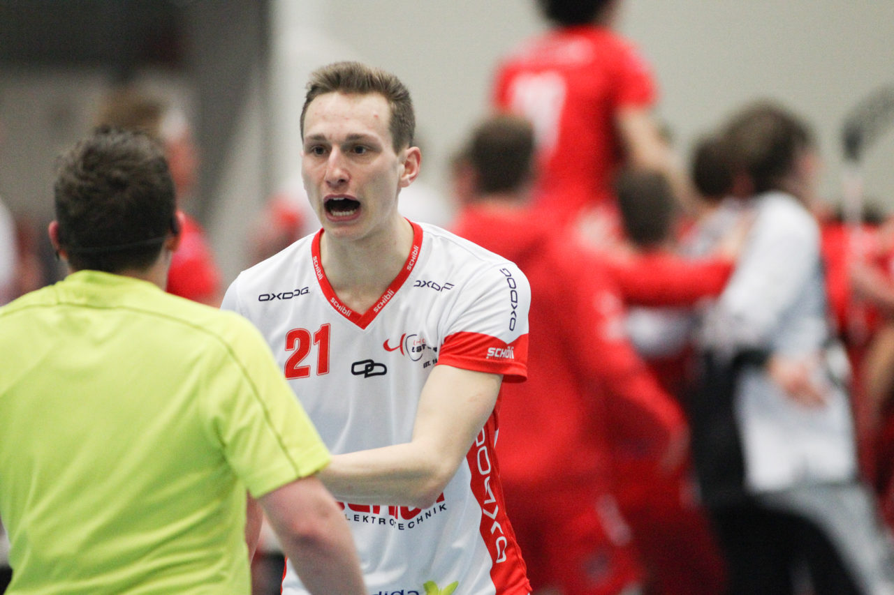 Sporthalle Weissenstein (Bern), 23.09.2016, Unihockey Herren U21 A Playoff Viertelfinal Spiel 5, Floorball Köniz - UHC Uster, Timon Stäubli (Nr. 21, UHC Uster)

(Severin Binkert, unihockey-fotos.ch)

Copyright: Severin Binkert, unihockey-fotos.ch – Dieses Bild wurde durch swiss unihockey lizenziert und darf ausschliesslich auf den Online-Kanälen von swiss unihockey verwendet werden. Die redaktionelle oder kommerzielle Nutzung durch Dritte (Medien, Vereine, Unternehmen oder Privatpersonen) per Download von diesem flickr-Account ist ausgeschlossen. Das Bild kann bei Interesse via unihockey-fotos.ch kostenpflichtig lizenziert werden. unihockey-fotos.ch behält sich vor, fehlbaren Medien, Vereinen, Unternehmen oder Privatpersonen Bilder mit einem Zuschlag in Rechnung zu stellen.