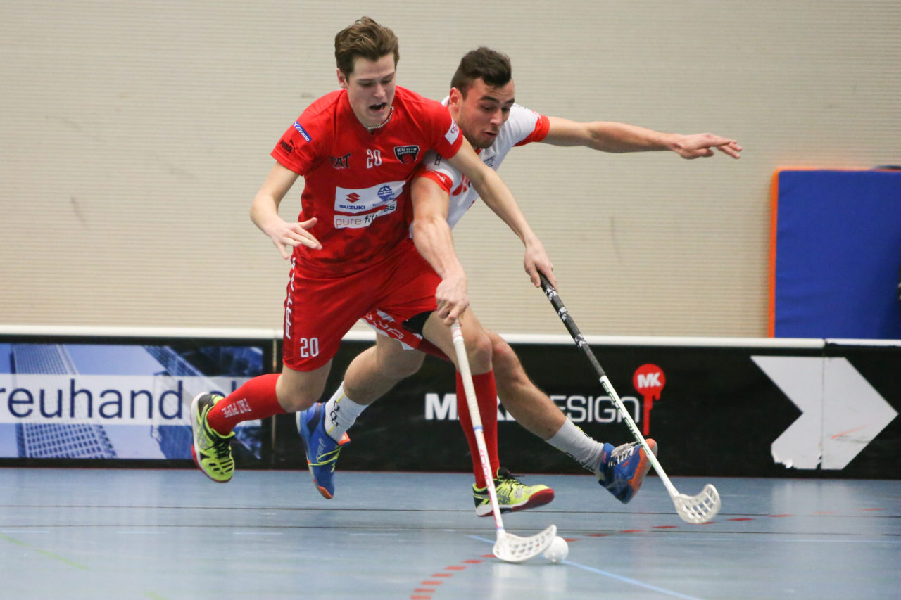 Sporthalle Weissenstein (Bern), 23.09.2016, Unihockey Herren U21 A Playoff Viertelfinal Spiel 5, Floorball Köniz - UHC Uster, Pascal Michel (Nr. 20, Floorball Köniz) und Philipp Bachmann (Nr. 85, UHC Uster)

(Severin Binkert, unihockey-fotos.ch)

Copyright: Severin Binkert, unihockey-fotos.ch – Dieses Bild wurde durch swiss unihockey lizenziert und darf ausschliesslich auf den Online-Kanälen von swiss unihockey verwendet werden. Die redaktionelle oder kommerzielle Nutzung durch Dritte (Medien, Vereine, Unternehmen oder Privatpersonen) per Download von diesem flickr-Account ist ausgeschlossen. Das Bild kann bei Interesse via unihockey-fotos.ch kostenpflichtig lizenziert werden. unihockey-fotos.ch behält sich vor, fehlbaren Medien, Vereinen, Unternehmen oder Privatpersonen Bilder mit einem Zuschlag in Rechnung zu stellen.