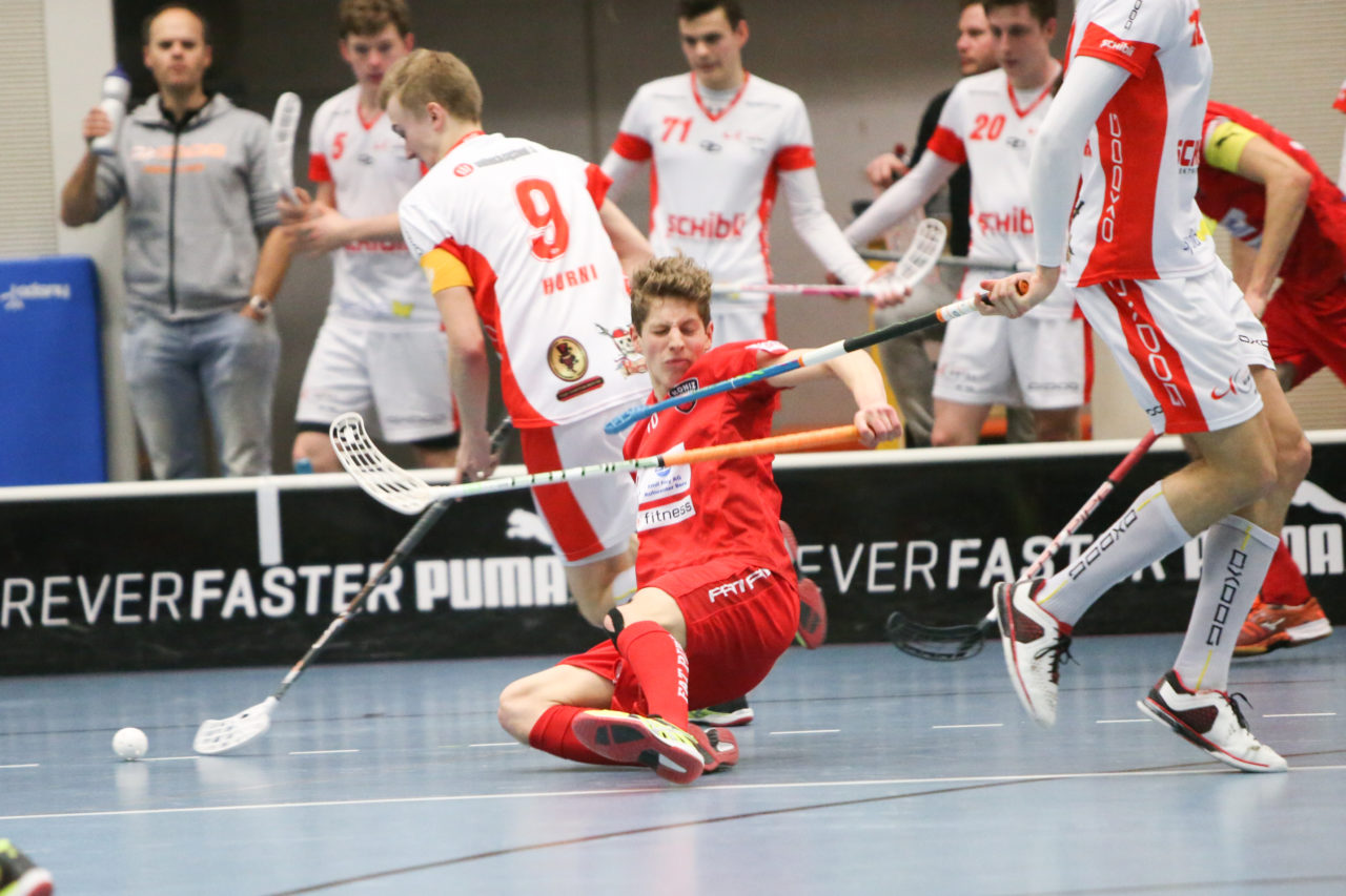Sporthalle Weissenstein (Bern), 23.09.2016, Unihockey Herren U21 A Playoff Viertelfinal Spiel 5, Floorball Köniz - UHC Uster, Benedikt Hofmann (Nr. 16, Floorball Köniz)

(Severin Binkert, unihockey-fotos.ch)

Copyright: Severin Binkert, unihockey-fotos.ch – Dieses Bild wurde durch swiss unihockey lizenziert und darf ausschliesslich auf den Online-Kanälen von swiss unihockey verwendet werden. Die redaktionelle oder kommerzielle Nutzung durch Dritte (Medien, Vereine, Unternehmen oder Privatpersonen) per Download von diesem flickr-Account ist ausgeschlossen. Das Bild kann bei Interesse via unihockey-fotos.ch kostenpflichtig lizenziert werden. unihockey-fotos.ch behält sich vor, fehlbaren Medien, Vereinen, Unternehmen oder Privatpersonen Bilder mit einem Zuschlag in Rechnung zu stellen.