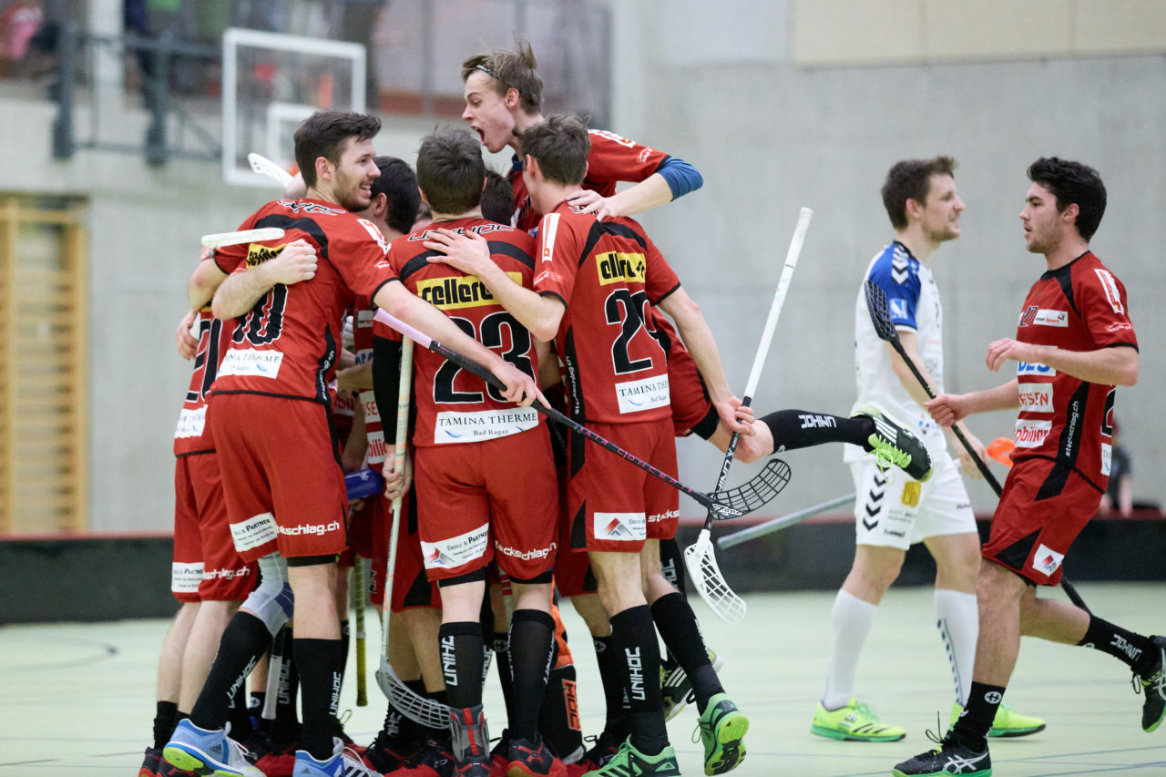 Zug United Herren NLB 
Zug United - UHC Sarganserland 8 : 4 
am 12. Februar 2017 in der Sporthalle Dormatt in Rotkreuz. Zug United schliesst die Qualifikation mit einer Niederlage gegen den UHC Sarganserland und 21 Siegen und 63 Punkten als Qualifikationssieger ab. 
Bild: Michael Peter