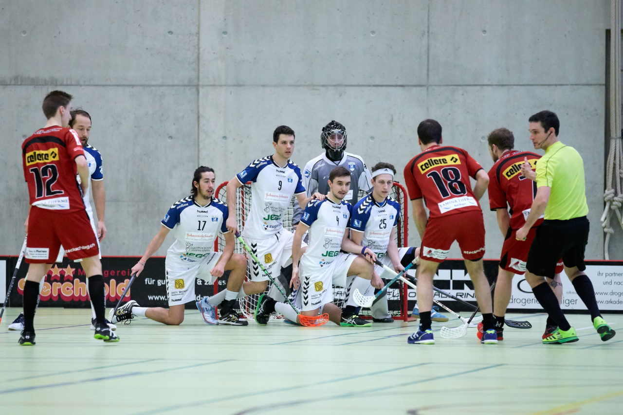 Zug United Herren NLB 
Zug United - UHC Sarganserland 8 : 4 
am 12. Februar 2017 in der Sporthalle Dormatt in Rotkreuz. Zug United schliesst die Qualifikation mit einer Niederlage gegen den UHC Sarganserland und 21 Siegen und 63 Punkten als Qualifikationssieger ab. 
Bild: Michael Peter
