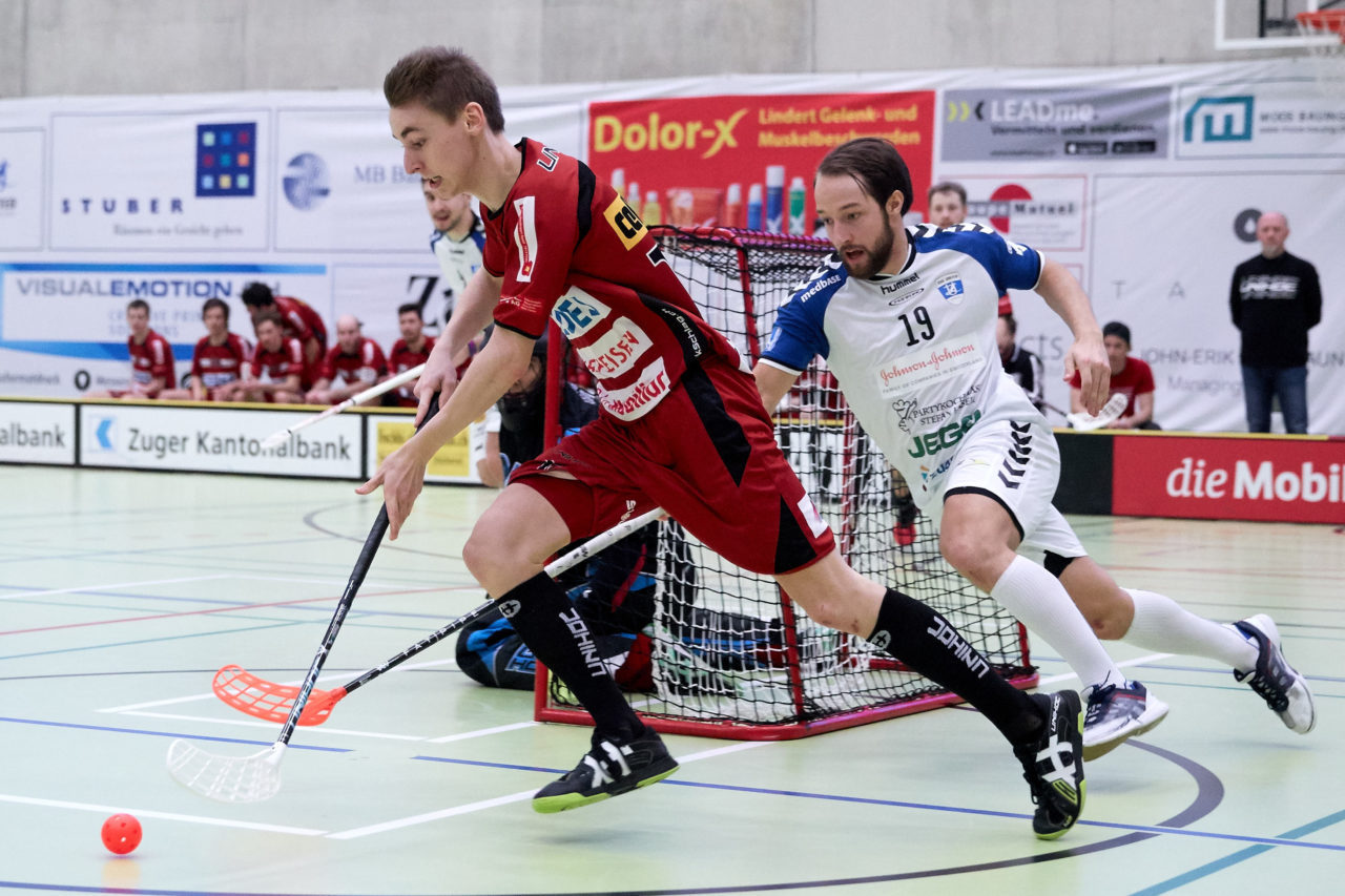 Zug United Herren NLB 
Zug United - UHC Sarganserland 8 : 4 
am 12. Februar 2017 in der Sporthalle Dormatt in Rotkreuz. Zug United schliesst die Qualifikation mit einer Niederlage gegen den UHC Sarganserland und 21 Siegen und 63 Punkten als Qualifikationssieger ab. 
Bild: Michael Peter