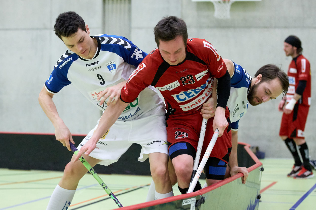 Zug United Herren NLB 
Zug United - UHC Sarganserland 8 : 4 
am 12. Februar 2017 in der Sporthalle Dormatt in Rotkreuz. Zug United schliesst die Qualifikation mit einer Niederlage gegen den UHC Sarganserland und 21 Siegen und 63 Punkten als Qualifikationssieger ab. 
Bild: Michael Peter