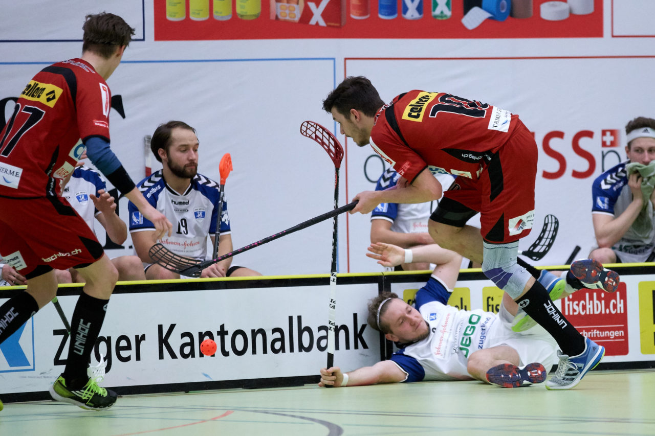 Zug United Herren NLB 
Zug United - UHC Sarganserland 8 : 4 
am 12. Februar 2017 in der Sporthalle Dormatt in Rotkreuz. Zug United schliesst die Qualifikation mit einer Niederlage gegen den UHC Sarganserland und 21 Siegen und 63 Punkten als Qualifikationssieger ab. 
Bild: Michael Peter