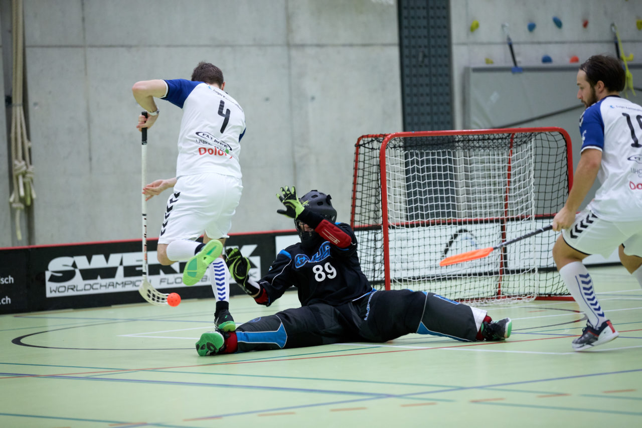 Zug United Herren NLB 
Zug United - UHC Sarganserland 8 : 4 
am 12. Februar 2017 in der Sporthalle Dormatt in Rotkreuz. Zug United schliesst die Qualifikation mit einer Niederlage gegen den UHC Sarganserland und 21 Siegen und 63 Punkten als Qualifikationssieger ab. 
Bild: Michael Peter