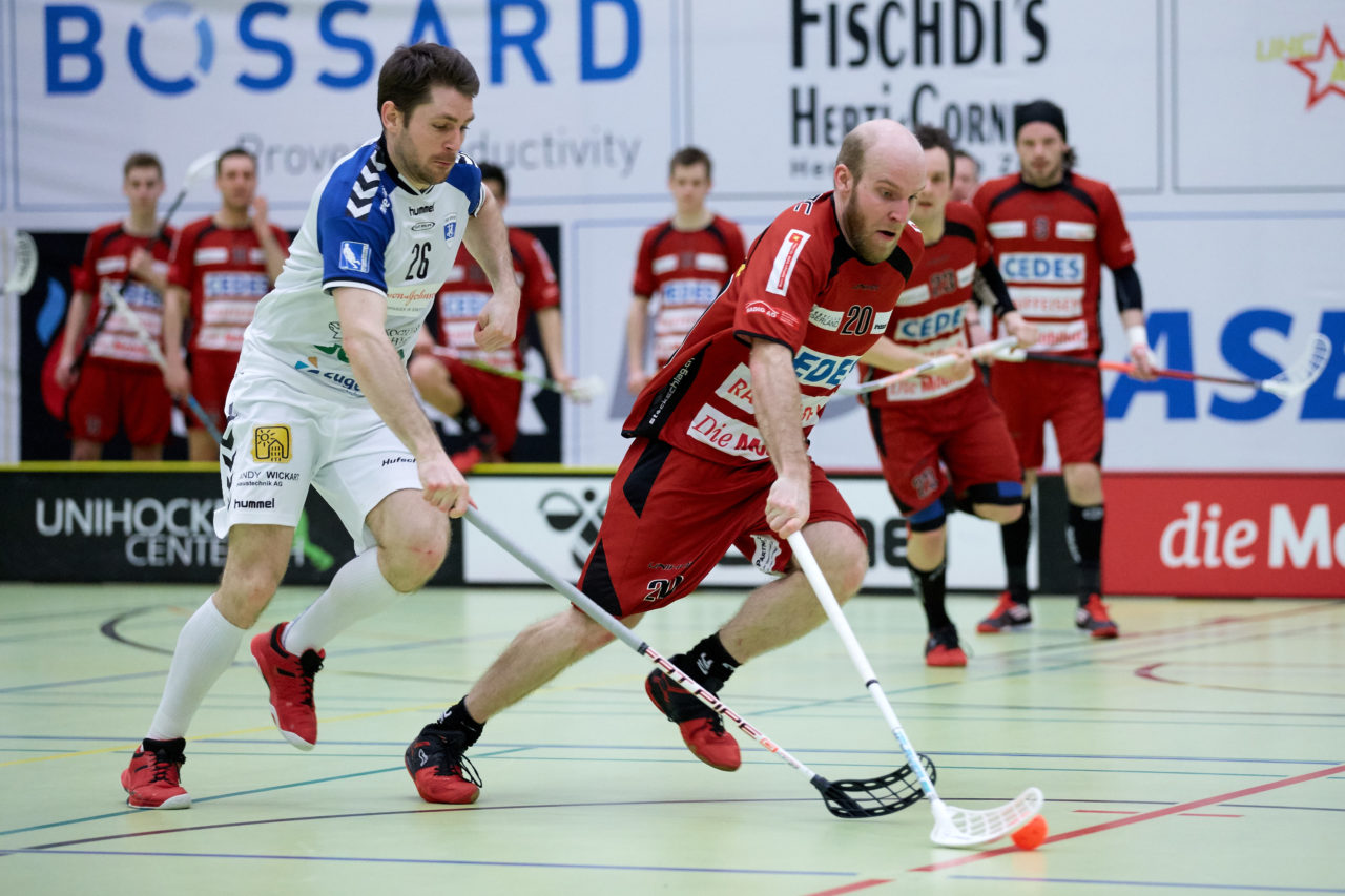 Zug United Herren NLB 
Zug United - UHC Sarganserland 8 : 4 
am 12. Februar 2017 in der Sporthalle Dormatt in Rotkreuz. Zug United schliesst die Qualifikation mit einer Niederlage gegen den UHC Sarganserland und 21 Siegen und 63 Punkten als Qualifikationssieger ab. 
Bild: Michael Peter