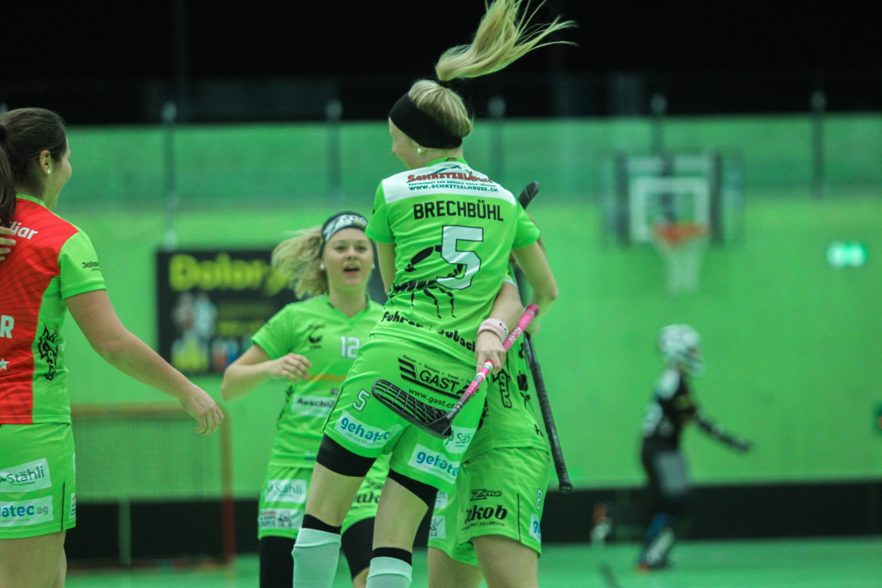 Hardau (Zürich), 19.02.2017, Unihockey Damen NLA 19. Runde, UHC Dietlikon - Skorpion Emmental Zollbrück, Sonia Brechbühl (Nr. 5, Skorpion Emmental Zollbrück) bejubelt ihr Treffer zum 1:1

(Claudio Schwarz, unihockey-fotos.ch)

Copyright: Claudio Schwarz, unihockey-fotos.ch – Dieses Bild wurde durch swiss unihockey lizenziert und darf ausschliesslich auf den Online-Kanälen von swiss unihockey verwendet werden. Die redaktionelle oder kommerzielle Nutzung durch Dritte (Medien, Vereine, Unternehmen oder Privatpersonen) per Download von diesem flickr-Account ist ausgeschlossen. Das Bild kann bei Interesse via unihockey-fotos.ch kostenpflichtig lizenziert werden. unihockey-fotos.ch behält sich vor, fehlbaren Medien, Vereinen, Unternehmen oder Privatpersonen Bilder mit einem Zuschlag in Rechnung zu stellen.