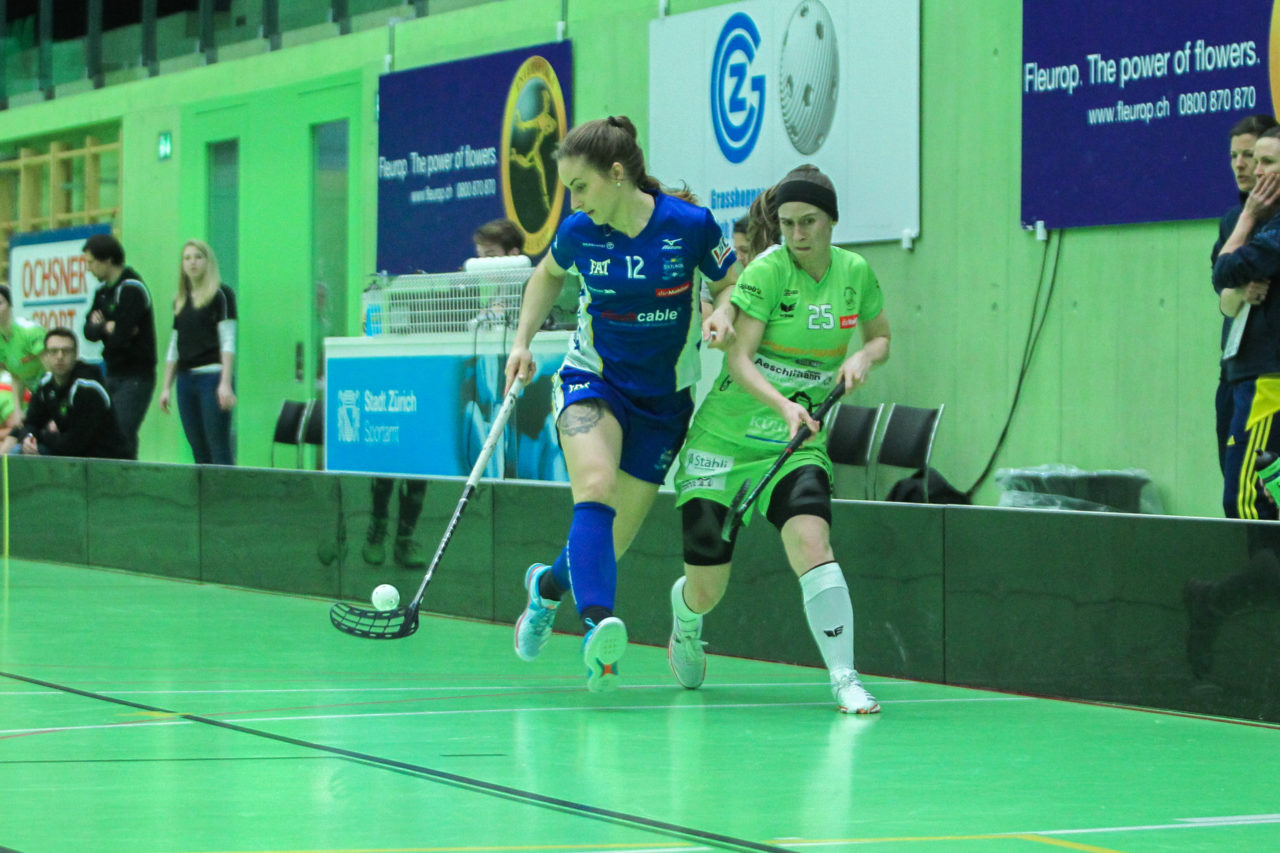 Hardau (Zürich), 19.02.2017, Unihockey Damen NLA 19. Runde, UHC Dietlikon - Skorpion Emmental Zollbrück, Tanja Stella (Nr. 12, UHC Dietlikon) im Zweikampf mit Nadine Krähenbühl (Nr. 25, Skorpion Emmental Zollbrück)

(Claudio Schwarz, unihockey-fotos.ch)

Copyright: Claudio Schwarz, unihockey-fotos.ch – Dieses Bild wurde durch swiss unihockey lizenziert und darf ausschliesslich auf den Online-Kanälen von swiss unihockey verwendet werden. Die redaktionelle oder kommerzielle Nutzung durch Dritte (Medien, Vereine, Unternehmen oder Privatpersonen) per Download von diesem flickr-Account ist ausgeschlossen. Das Bild kann bei Interesse via unihockey-fotos.ch kostenpflichtig lizenziert werden. unihockey-fotos.ch behält sich vor, fehlbaren Medien, Vereinen, Unternehmen oder Privatpersonen Bilder mit einem Zuschlag in Rechnung zu stellen.