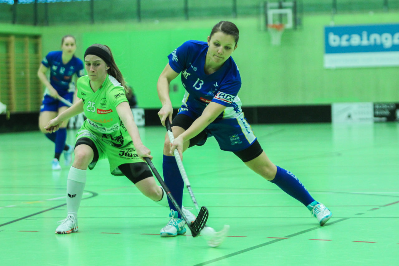 Hardau (Zürich), 19.02.2017, Unihockey Damen NLA 19. Runde, UHC Dietlikon - Skorpion Emmental Zollbrück, Linda Pedrazzoli (Nr. 13, UHC Dietlikon) wird von Nadine Krähenbühl (Nr. 25, Skorpion Emmental Zollbrück) im Abschluss gestört

(Claudio Schwarz, unihockey-fotos.ch)

Copyright: Claudio Schwarz, unihockey-fotos.ch – Dieses Bild wurde durch swiss unihockey lizenziert und darf ausschliesslich auf den Online-Kanälen von swiss unihockey verwendet werden. Die redaktionelle oder kommerzielle Nutzung durch Dritte (Medien, Vereine, Unternehmen oder Privatpersonen) per Download von diesem flickr-Account ist ausgeschlossen. Das Bild kann bei Interesse via unihockey-fotos.ch kostenpflichtig lizenziert werden. unihockey-fotos.ch behält sich vor, fehlbaren Medien, Vereinen, Unternehmen oder Privatpersonen Bilder mit einem Zuschlag in Rechnung zu stellen.