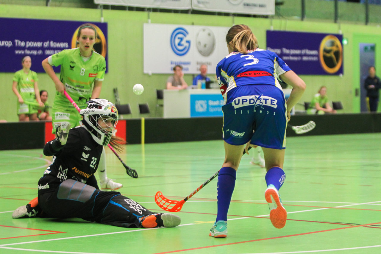 Hardau (Zürich), 19.02.2017, Unihockey Damen NLA 19. Runde, UHC Dietlikon - Skorpion Emmental Zollbrück, Linn Lundstroem (Nr. 3, UHC Dietlikon) mit einem Ablenker im Powerplay

(Claudio Schwarz, unihockey-fotos.ch)

Copyright: Claudio Schwarz, unihockey-fotos.ch – Dieses Bild wurde durch swiss unihockey lizenziert und darf ausschliesslich auf den Online-Kanälen von swiss unihockey verwendet werden. Die redaktionelle oder kommerzielle Nutzung durch Dritte (Medien, Vereine, Unternehmen oder Privatpersonen) per Download von diesem flickr-Account ist ausgeschlossen. Das Bild kann bei Interesse via unihockey-fotos.ch kostenpflichtig lizenziert werden. unihockey-fotos.ch behält sich vor, fehlbaren Medien, Vereinen, Unternehmen oder Privatpersonen Bilder mit einem Zuschlag in Rechnung zu stellen.