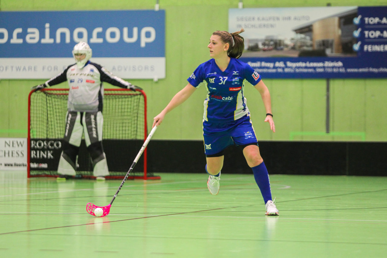 Hardau (Zürich), 19.02.2017, Unihockey Damen NLA 19. Runde, UHC Dietlikon - Skorpion Emmental Zollbrück, Andrea Streiff (Nr. 37, UHC Dietlikon) am Ball

(Claudio Schwarz, unihockey-fotos.ch)

Copyright: Claudio Schwarz, unihockey-fotos.ch – Dieses Bild wurde durch swiss unihockey lizenziert und darf ausschliesslich auf den Online-Kanälen von swiss unihockey verwendet werden. Die redaktionelle oder kommerzielle Nutzung durch Dritte (Medien, Vereine, Unternehmen oder Privatpersonen) per Download von diesem flickr-Account ist ausgeschlossen. Das Bild kann bei Interesse via unihockey-fotos.ch kostenpflichtig lizenziert werden. unihockey-fotos.ch behält sich vor, fehlbaren Medien, Vereinen, Unternehmen oder Privatpersonen Bilder mit einem Zuschlag in Rechnung zu stellen.