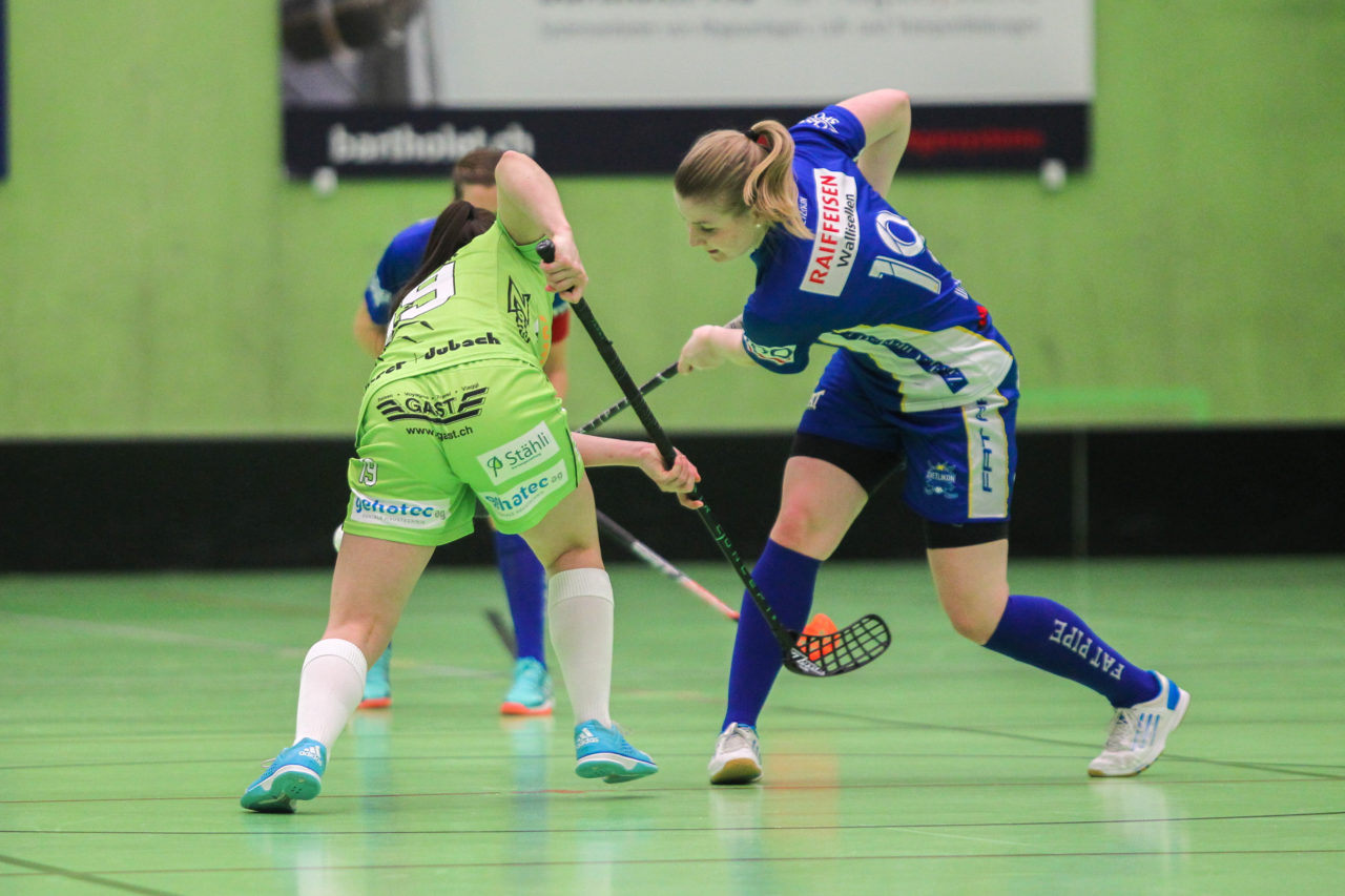 Hardau (Zürich), 19.02.2017, Unihockey Damen NLA 19. Runde, UHC Dietlikon - Skorpion Emmental Zollbrück, Esther Gurtner (Nr. 19, Skorpion Emmental Zollbrück) beim Anspiel gegen Tanja Walter (Nr. 19, UHC Dietlikon)

(Claudio Schwarz, unihockey-fotos.ch)

Copyright: Claudio Schwarz, unihockey-fotos.ch – Dieses Bild wurde durch swiss unihockey lizenziert und darf ausschliesslich auf den Online-Kanälen von swiss unihockey verwendet werden. Die redaktionelle oder kommerzielle Nutzung durch Dritte (Medien, Vereine, Unternehmen oder Privatpersonen) per Download von diesem flickr-Account ist ausgeschlossen. Das Bild kann bei Interesse via unihockey-fotos.ch kostenpflichtig lizenziert werden. unihockey-fotos.ch behält sich vor, fehlbaren Medien, Vereinen, Unternehmen oder Privatpersonen Bilder mit einem Zuschlag in Rechnung zu stellen.