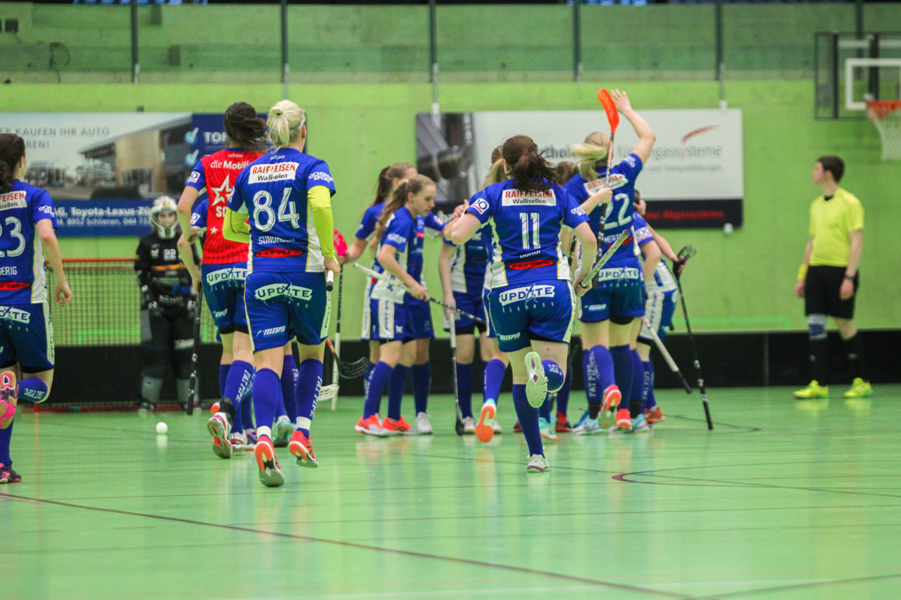 Hardau (Zürich), 19.02.2017, Unihockey Damen NLA 19. Runde, UHC Dietlikon - Skorpion Emmental Zollbrück, Torjubel UHC Dietlikon

(Claudio Schwarz, unihockey-fotos.ch)

Copyright: Claudio Schwarz, unihockey-fotos.ch – Dieses Bild wurde durch swiss unihockey lizenziert und darf ausschliesslich auf den Online-Kanälen von swiss unihockey verwendet werden. Die redaktionelle oder kommerzielle Nutzung durch Dritte (Medien, Vereine, Unternehmen oder Privatpersonen) per Download von diesem flickr-Account ist ausgeschlossen. Das Bild kann bei Interesse via unihockey-fotos.ch kostenpflichtig lizenziert werden. unihockey-fotos.ch behält sich vor, fehlbaren Medien, Vereinen, Unternehmen oder Privatpersonen Bilder mit einem Zuschlag in Rechnung zu stellen.