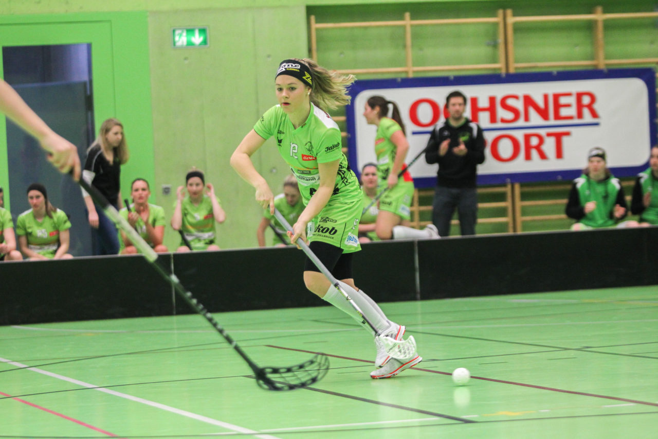 Hardau (Zürich), 19.02.2017, Unihockey Damen NLA 19. Runde, UHC Dietlikon - Skorpion Emmental Zollbrück, Doris Berger (Nr. 12, Skorpion Emmental Zollbrück) legt zurück

(Claudio Schwarz, unihockey-fotos.ch)

Copyright: Claudio Schwarz, unihockey-fotos.ch – Dieses Bild wurde durch swiss unihockey lizenziert und darf ausschliesslich auf den Online-Kanälen von swiss unihockey verwendet werden. Die redaktionelle oder kommerzielle Nutzung durch Dritte (Medien, Vereine, Unternehmen oder Privatpersonen) per Download von diesem flickr-Account ist ausgeschlossen. Das Bild kann bei Interesse via unihockey-fotos.ch kostenpflichtig lizenziert werden. unihockey-fotos.ch behält sich vor, fehlbaren Medien, Vereinen, Unternehmen oder Privatpersonen Bilder mit einem Zuschlag in Rechnung zu stellen.