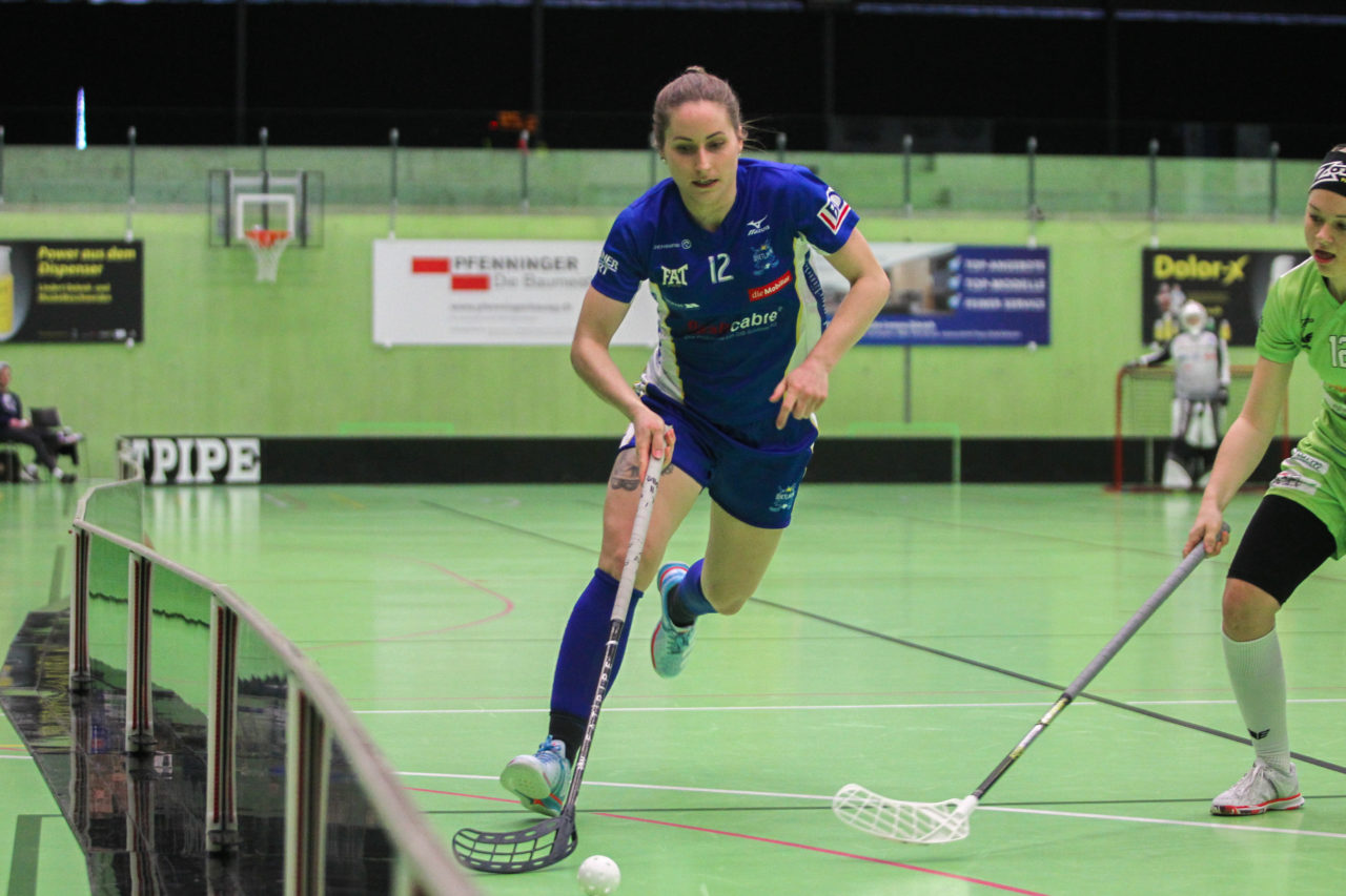 Hardau (Zürich), 19.02.2017, Unihockey Damen NLA 19. Runde, UHC Dietlikon - Skorpion Emmental Zollbrück, Tanja Stella (Nr. 12, UHC Dietlikon) zieht an Doris Berger (Nr. 12, Skorpion Emmental Zollbrück) vorbei

(Claudio Schwarz, unihockey-fotos.ch)

Copyright: Claudio Schwarz, unihockey-fotos.ch – Dieses Bild wurde durch swiss unihockey lizenziert und darf ausschliesslich auf den Online-Kanälen von swiss unihockey verwendet werden. Die redaktionelle oder kommerzielle Nutzung durch Dritte (Medien, Vereine, Unternehmen oder Privatpersonen) per Download von diesem flickr-Account ist ausgeschlossen. Das Bild kann bei Interesse via unihockey-fotos.ch kostenpflichtig lizenziert werden. unihockey-fotos.ch behält sich vor, fehlbaren Medien, Vereinen, Unternehmen oder Privatpersonen Bilder mit einem Zuschlag in Rechnung zu stellen.