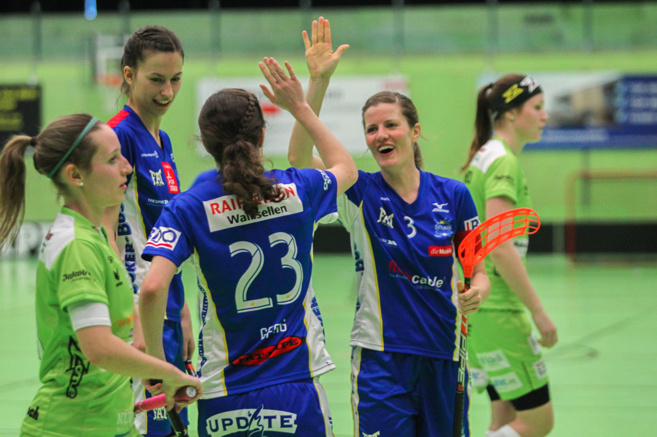 Hardau (Zürich), 19.02.2017, Unihockey Damen NLA 19. Runde, UHC Dietlikon - Skorpion Emmental Zollbrück, Torjubel UHC Dietlikon

(Claudio Schwarz, unihockey-fotos.ch)

Copyright: Claudio Schwarz, unihockey-fotos.ch – Dieses Bild wurde durch swiss unihockey lizenziert und darf ausschliesslich auf den Online-Kanälen von swiss unihockey verwendet werden. Die redaktionelle oder kommerzielle Nutzung durch Dritte (Medien, Vereine, Unternehmen oder Privatpersonen) per Download von diesem flickr-Account ist ausgeschlossen. Das Bild kann bei Interesse via unihockey-fotos.ch kostenpflichtig lizenziert werden. unihockey-fotos.ch behält sich vor, fehlbaren Medien, Vereinen, Unternehmen oder Privatpersonen Bilder mit einem Zuschlag in Rechnung zu stellen.