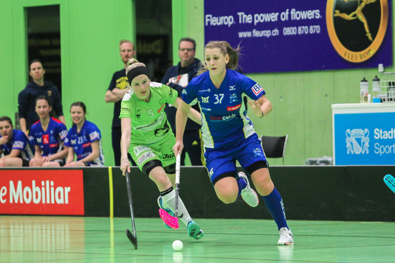 Hardau (Zürich), 19.02.2017, Unihockey Damen NLA 19. Runde, UHC Dietlikon - Skorpion Emmental Zollbrück, Sonia Brechbühl (Nr. 5, Skorpion Emmental Zollbrück) hat das Nachsehen gegen Andrea Streiff (Nr. 37, UHC Dietlikon)

(Claudio Schwarz, unihockey-fotos.ch)

Copyright: Claudio Schwarz, unihockey-fotos.ch – Dieses Bild wurde durch swiss unihockey lizenziert und darf ausschliesslich auf den Online-Kanälen von swiss unihockey verwendet werden. Die redaktionelle oder kommerzielle Nutzung durch Dritte (Medien, Vereine, Unternehmen oder Privatpersonen) per Download von diesem flickr-Account ist ausgeschlossen. Das Bild kann bei Interesse via unihockey-fotos.ch kostenpflichtig lizenziert werden. unihockey-fotos.ch behält sich vor, fehlbaren Medien, Vereinen, Unternehmen oder Privatpersonen Bilder mit einem Zuschlag in Rechnung zu stellen.