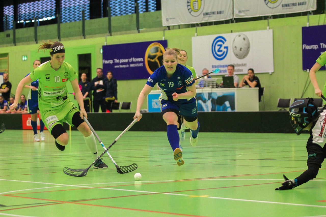 Hardau (Zürich), 19.02.2017, Unihockey Damen NLA 19. Runde, UHC Dietlikon - Skorpion Emmental Zollbrück, Nadia Reinhard (Nr. 10, Skorpion Emmental Zollbrück) fightet mit Tanja Walter (Nr. 19, UHC Dietlikon) um den Ball

(Claudio Schwarz, unihockey-fotos.ch)

Copyright: Claudio Schwarz, unihockey-fotos.ch – Dieses Bild wurde durch swiss unihockey lizenziert und darf ausschliesslich auf den Online-Kanälen von swiss unihockey verwendet werden. Die redaktionelle oder kommerzielle Nutzung durch Dritte (Medien, Vereine, Unternehmen oder Privatpersonen) per Download von diesem flickr-Account ist ausgeschlossen. Das Bild kann bei Interesse via unihockey-fotos.ch kostenpflichtig lizenziert werden. unihockey-fotos.ch behält sich vor, fehlbaren Medien, Vereinen, Unternehmen oder Privatpersonen Bilder mit einem Zuschlag in Rechnung zu stellen.