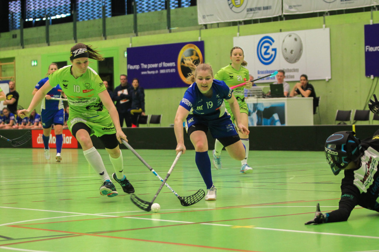 Hardau (Zürich), 19.02.2017, Unihockey Damen NLA 19. Runde, UHC Dietlikon - Skorpion Emmental Zollbrück, Nadia Reinhard (Nr. 10, Skorpion Emmental Zollbrück) fightet mit Tanja Walter (Nr. 19, UHC Dietlikon) um den Ball

(Claudio Schwarz, unihockey-fotos.ch)

Copyright: Claudio Schwarz, unihockey-fotos.ch – Dieses Bild wurde durch swiss unihockey lizenziert und darf ausschliesslich auf den Online-Kanälen von swiss unihockey verwendet werden. Die redaktionelle oder kommerzielle Nutzung durch Dritte (Medien, Vereine, Unternehmen oder Privatpersonen) per Download von diesem flickr-Account ist ausgeschlossen. Das Bild kann bei Interesse via unihockey-fotos.ch kostenpflichtig lizenziert werden. unihockey-fotos.ch behält sich vor, fehlbaren Medien, Vereinen, Unternehmen oder Privatpersonen Bilder mit einem Zuschlag in Rechnung zu stellen.
