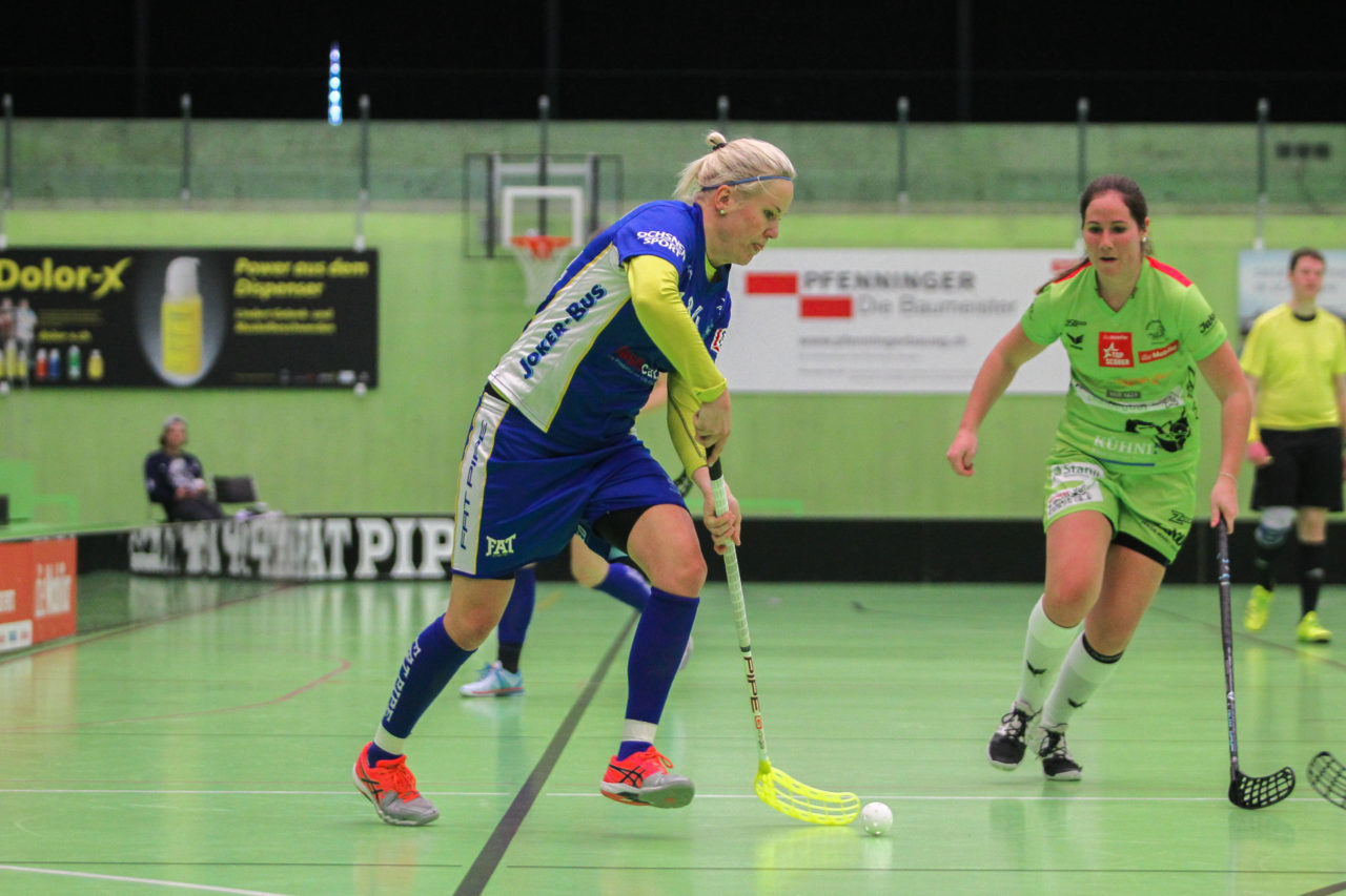 Hardau (Zürich), 19.02.2017, Unihockey Damen NLA 19. Runde, UHC Dietlikon - Skorpion Emmental Zollbrück, Ann-Sofie Sundholm (Nr. 84, UHC Dietlikon) mit dem Ball

(Claudio Schwarz, unihockey-fotos.ch)

Copyright: Claudio Schwarz, unihockey-fotos.ch – Dieses Bild wurde durch swiss unihockey lizenziert und darf ausschliesslich auf den Online-Kanälen von swiss unihockey verwendet werden. Die redaktionelle oder kommerzielle Nutzung durch Dritte (Medien, Vereine, Unternehmen oder Privatpersonen) per Download von diesem flickr-Account ist ausgeschlossen. Das Bild kann bei Interesse via unihockey-fotos.ch kostenpflichtig lizenziert werden. unihockey-fotos.ch behält sich vor, fehlbaren Medien, Vereinen, Unternehmen oder Privatpersonen Bilder mit einem Zuschlag in Rechnung zu stellen.