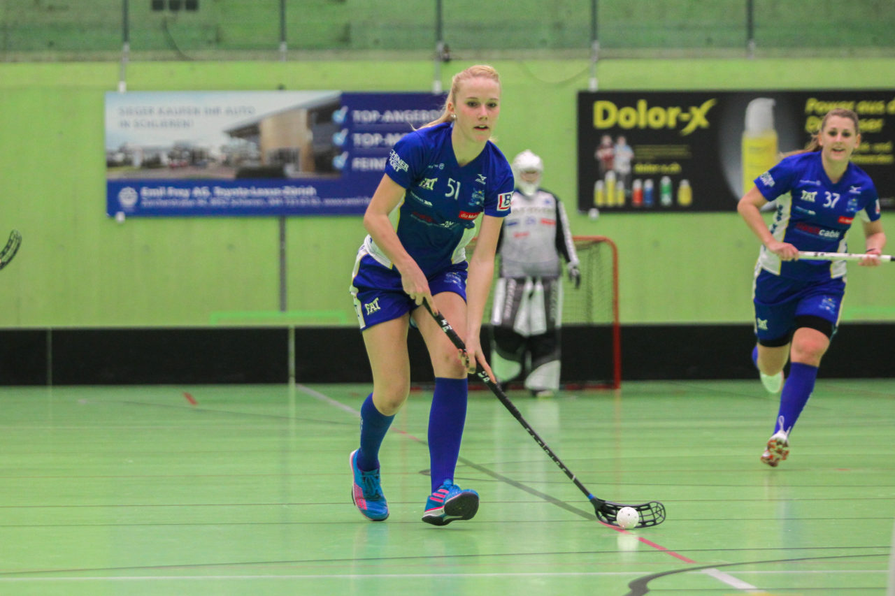 Hardau (Zürich), 19.02.2017, Unihockey Damen NLA 19. Runde, UHC Dietlikon - Skorpion Emmental Zollbrück, Sereina Zwissler (Nr. 51, UHC Dietlikon) am Ball

(Claudio Schwarz, unihockey-fotos.ch)

Copyright: Claudio Schwarz, unihockey-fotos.ch – Dieses Bild wurde durch swiss unihockey lizenziert und darf ausschliesslich auf den Online-Kanälen von swiss unihockey verwendet werden. Die redaktionelle oder kommerzielle Nutzung durch Dritte (Medien, Vereine, Unternehmen oder Privatpersonen) per Download von diesem flickr-Account ist ausgeschlossen. Das Bild kann bei Interesse via unihockey-fotos.ch kostenpflichtig lizenziert werden. unihockey-fotos.ch behält sich vor, fehlbaren Medien, Vereinen, Unternehmen oder Privatpersonen Bilder mit einem Zuschlag in Rechnung zu stellen.