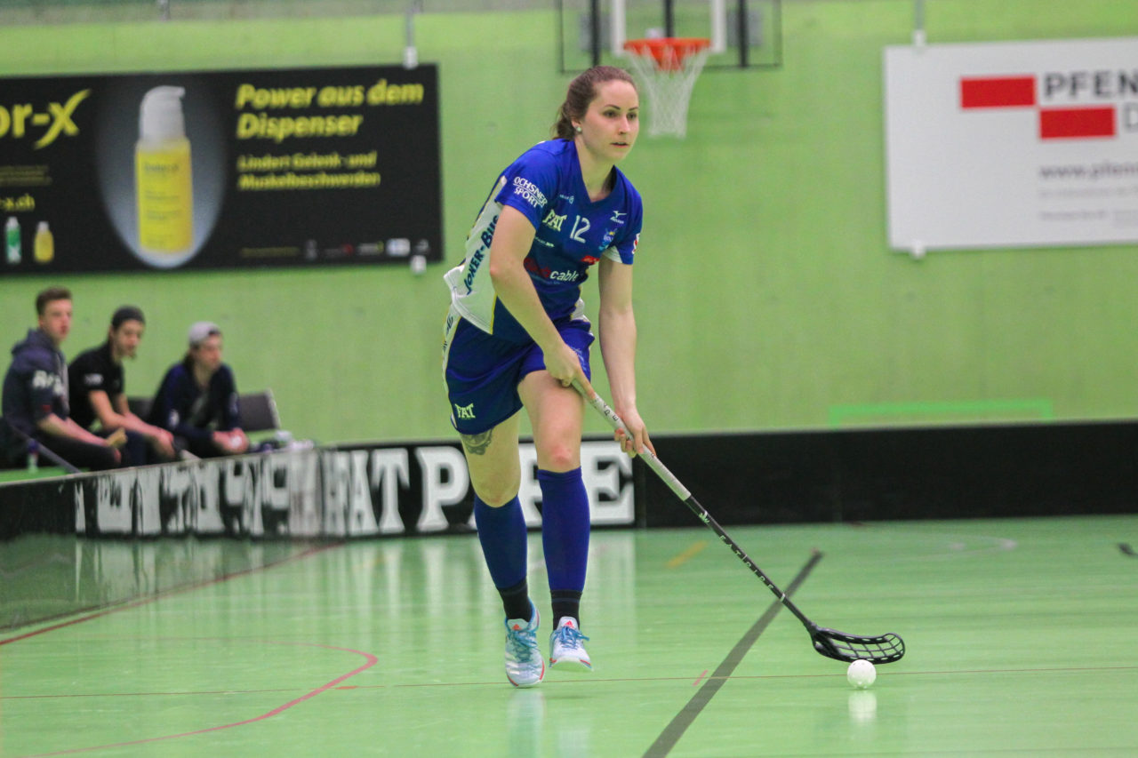 Hardau (Zürich), 19.02.2017, Unihockey Damen NLA 19. Runde, UHC Dietlikon - Skorpion Emmental Zollbrück, Tanja Stella (Nr. 12, UHC Dietlikon) am Ball

(Claudio Schwarz, unihockey-fotos.ch)

Copyright: Claudio Schwarz, unihockey-fotos.ch – Dieses Bild wurde durch swiss unihockey lizenziert und darf ausschliesslich auf den Online-Kanälen von swiss unihockey verwendet werden. Die redaktionelle oder kommerzielle Nutzung durch Dritte (Medien, Vereine, Unternehmen oder Privatpersonen) per Download von diesem flickr-Account ist ausgeschlossen. Das Bild kann bei Interesse via unihockey-fotos.ch kostenpflichtig lizenziert werden. unihockey-fotos.ch behält sich vor, fehlbaren Medien, Vereinen, Unternehmen oder Privatpersonen Bilder mit einem Zuschlag in Rechnung zu stellen.