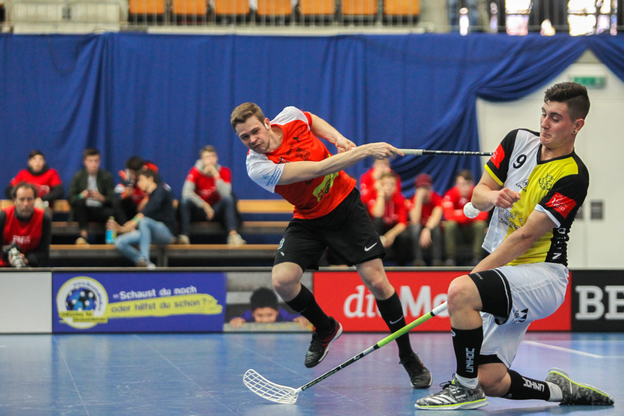 Wankdorfhalle (Bern), 25.02.2017, Unihockey Herren Ligacup, Nuglar United - UHCevi Gossau, Patrick Frauchiger (Nr. 23, UHCevi Gossau) schiesst in den Block von Mathias Stocker (Nr. 9, UHC Nuglar United)

(Claudio Schwarz, unihockey-fotos.ch)

Copyright: Claudio Schwarz, unihockey-fotos.ch – Dieses Bild wurde durch swiss unihockey lizenziert und darf ausschliesslich auf den Online-Kanälen von swiss unihockey verwendet werden. Die redaktionelle oder kommerzielle Nutzung durch Dritte (Medien, Vereine, Unternehmen oder Privatpersonen) per Download von diesem flickr-Account ist ausgeschlossen. Das Bild kann bei Interesse via unihockey-fotos.ch kostenpflichtig lizenziert werden. unihockey-fotos.ch behält sich vor, fehlbaren Medien, Vereinen, Unternehmen oder Privatpersonen Bilder mit einem Zuschlag in Rechnung zu stellen.