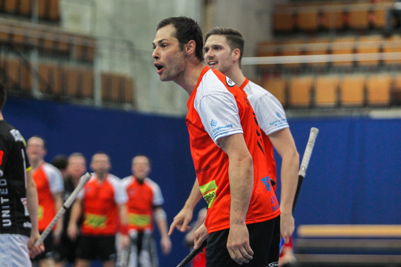 Wankdorfhalle (Bern), 25.02.2017, Unihockey Herren Ligacup, Nuglar United - UHCevi Gossau, Thomas Hürlimann (Nr. 6, UHCevi Gossau) ungläubig über ein aberkanntes Tor

(Claudio Schwarz, unihockey-fotos.ch)

Copyright: Claudio Schwarz, unihockey-fotos.ch – Dieses Bild wurde durch swiss unihockey lizenziert und darf ausschliesslich auf den Online-Kanälen von swiss unihockey verwendet werden. Die redaktionelle oder kommerzielle Nutzung durch Dritte (Medien, Vereine, Unternehmen oder Privatpersonen) per Download von diesem flickr-Account ist ausgeschlossen. Das Bild kann bei Interesse via unihockey-fotos.ch kostenpflichtig lizenziert werden. unihockey-fotos.ch behält sich vor, fehlbaren Medien, Vereinen, Unternehmen oder Privatpersonen Bilder mit einem Zuschlag in Rechnung zu stellen.
