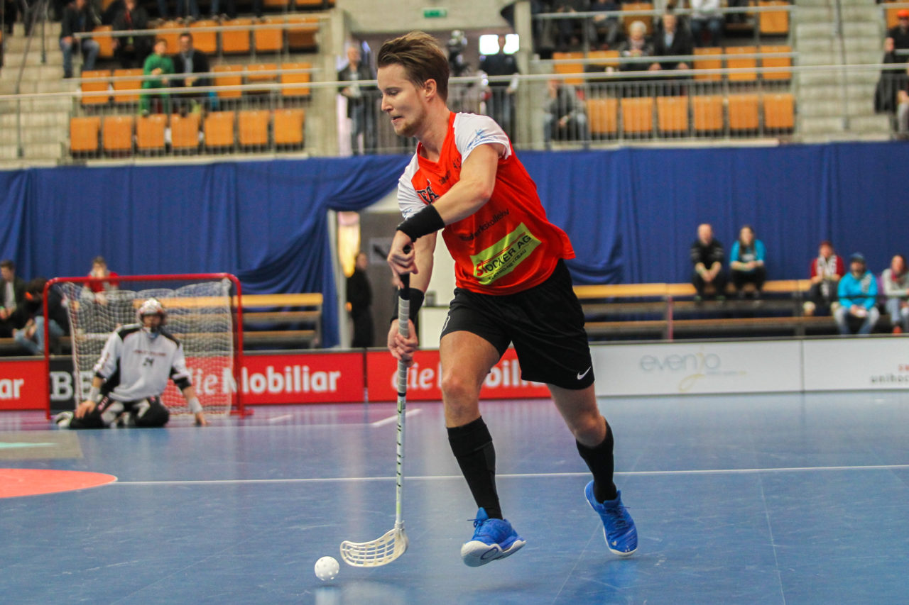 Wankdorfhalle (Bern), 25.02.2017, Unihockey Herren Ligacup, Nuglar United - UHCevi Gossau, Matthias Baumgartner (Nr. 53, UHCevi Gossau) mit einem Abschluss

(Claudio Schwarz, unihockey-fotos.ch)

Copyright: Claudio Schwarz, unihockey-fotos.ch – Dieses Bild wurde durch swiss unihockey lizenziert und darf ausschliesslich auf den Online-Kanälen von swiss unihockey verwendet werden. Die redaktionelle oder kommerzielle Nutzung durch Dritte (Medien, Vereine, Unternehmen oder Privatpersonen) per Download von diesem flickr-Account ist ausgeschlossen. Das Bild kann bei Interesse via unihockey-fotos.ch kostenpflichtig lizenziert werden. unihockey-fotos.ch behält sich vor, fehlbaren Medien, Vereinen, Unternehmen oder Privatpersonen Bilder mit einem Zuschlag in Rechnung zu stellen.