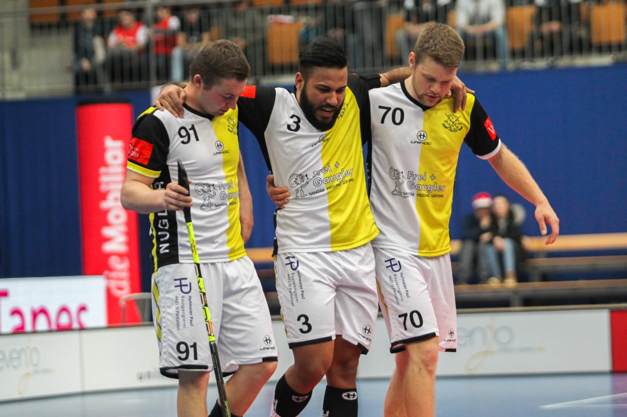 Wankdorfhalle (Bern), 25.02.2017, Unihockey Herren Ligacup, Nuglar United - UHCevi Gossau, Alfred Kurtesi (Nr. 3, UHC Nuglar United) muss verletzt vom Feld

(Claudio Schwarz, unihockey-fotos.ch)

Copyright: Claudio Schwarz, unihockey-fotos.ch – Dieses Bild wurde durch swiss unihockey lizenziert und darf ausschliesslich auf den Online-Kanälen von swiss unihockey verwendet werden. Die redaktionelle oder kommerzielle Nutzung durch Dritte (Medien, Vereine, Unternehmen oder Privatpersonen) per Download von diesem flickr-Account ist ausgeschlossen. Das Bild kann bei Interesse via unihockey-fotos.ch kostenpflichtig lizenziert werden. unihockey-fotos.ch behält sich vor, fehlbaren Medien, Vereinen, Unternehmen oder Privatpersonen Bilder mit einem Zuschlag in Rechnung zu stellen.