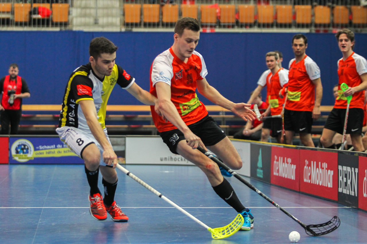 Wankdorfhalle (Bern), 25.02.2017, Unihockey Herren Ligacup, Nuglar United - UHCevi Gossau, Nicolas Walther (Nr. 39, UHCevi Gossau) zieht an Daniel Mangold (Nr. 8, UHC Nuglar United) vorbei

(Claudio Schwarz, unihockey-fotos.ch)

Copyright: Claudio Schwarz, unihockey-fotos.ch – Dieses Bild wurde durch swiss unihockey lizenziert und darf ausschliesslich auf den Online-Kanälen von swiss unihockey verwendet werden. Die redaktionelle oder kommerzielle Nutzung durch Dritte (Medien, Vereine, Unternehmen oder Privatpersonen) per Download von diesem flickr-Account ist ausgeschlossen. Das Bild kann bei Interesse via unihockey-fotos.ch kostenpflichtig lizenziert werden. unihockey-fotos.ch behält sich vor, fehlbaren Medien, Vereinen, Unternehmen oder Privatpersonen Bilder mit einem Zuschlag in Rechnung zu stellen.