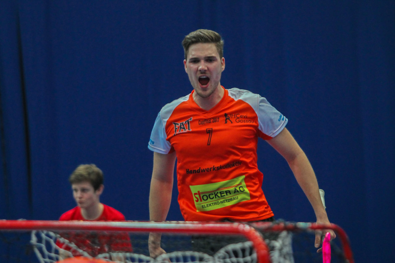 Wankdorfhalle (Bern), 25.02.2017, Unihockey Herren Ligacup, Nuglar United - UHCevi Gossau, Yves D'Hooghe (Nr. 7, UHCevi Gossau) bejubelt seinen Treffer

(Claudio Schwarz, unihockey-fotos.ch)

Copyright: Claudio Schwarz, unihockey-fotos.ch – Dieses Bild wurde durch swiss unihockey lizenziert und darf ausschliesslich auf den Online-Kanälen von swiss unihockey verwendet werden. Die redaktionelle oder kommerzielle Nutzung durch Dritte (Medien, Vereine, Unternehmen oder Privatpersonen) per Download von diesem flickr-Account ist ausgeschlossen. Das Bild kann bei Interesse via unihockey-fotos.ch kostenpflichtig lizenziert werden. unihockey-fotos.ch behält sich vor, fehlbaren Medien, Vereinen, Unternehmen oder Privatpersonen Bilder mit einem Zuschlag in Rechnung zu stellen.