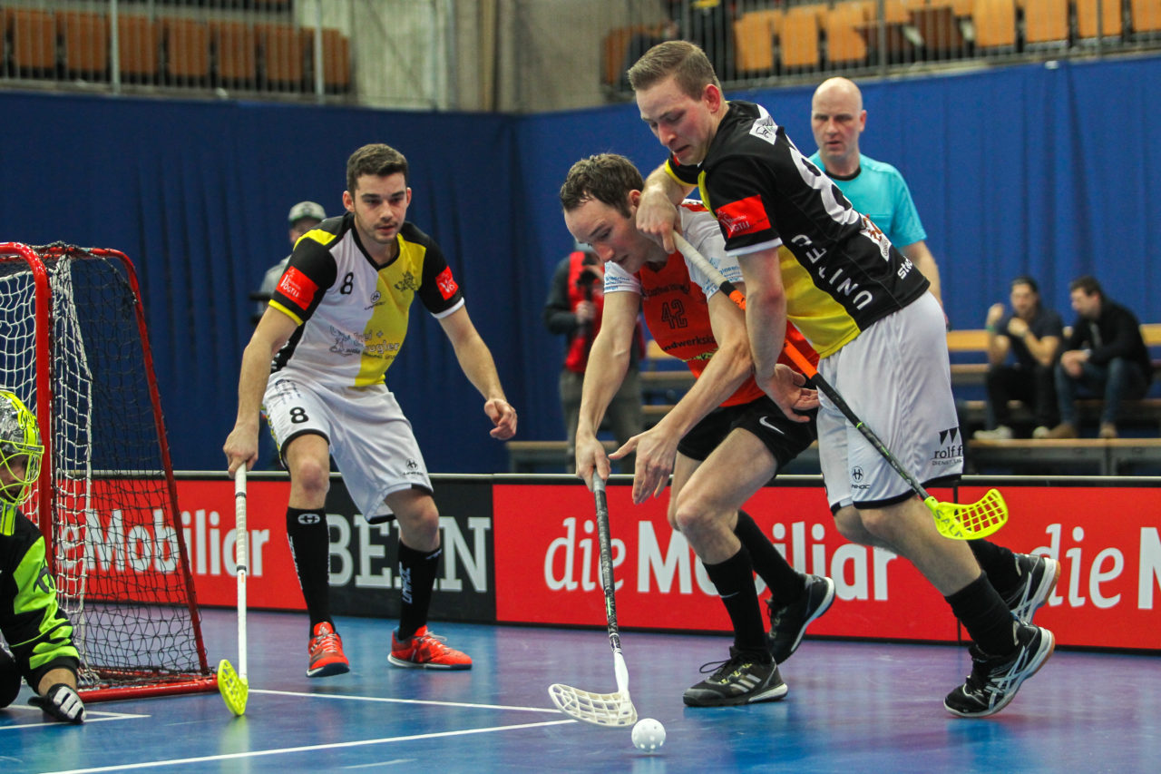 Wankdorfhalle (Bern), 25.02.2017, Unihockey Herren Ligacup, Nuglar United - UHCevi Gossau, Linus Widmer (Nr. 42, UHCevi Gossau) im Zweikampf mit Yannick Tanner (Nr. 83, UHC Nuglar United)

(Claudio Schwarz, unihockey-fotos.ch)

Copyright: Claudio Schwarz, unihockey-fotos.ch – Dieses Bild wurde durch swiss unihockey lizenziert und darf ausschliesslich auf den Online-Kanälen von swiss unihockey verwendet werden. Die redaktionelle oder kommerzielle Nutzung durch Dritte (Medien, Vereine, Unternehmen oder Privatpersonen) per Download von diesem flickr-Account ist ausgeschlossen. Das Bild kann bei Interesse via unihockey-fotos.ch kostenpflichtig lizenziert werden. unihockey-fotos.ch behält sich vor, fehlbaren Medien, Vereinen, Unternehmen oder Privatpersonen Bilder mit einem Zuschlag in Rechnung zu stellen.