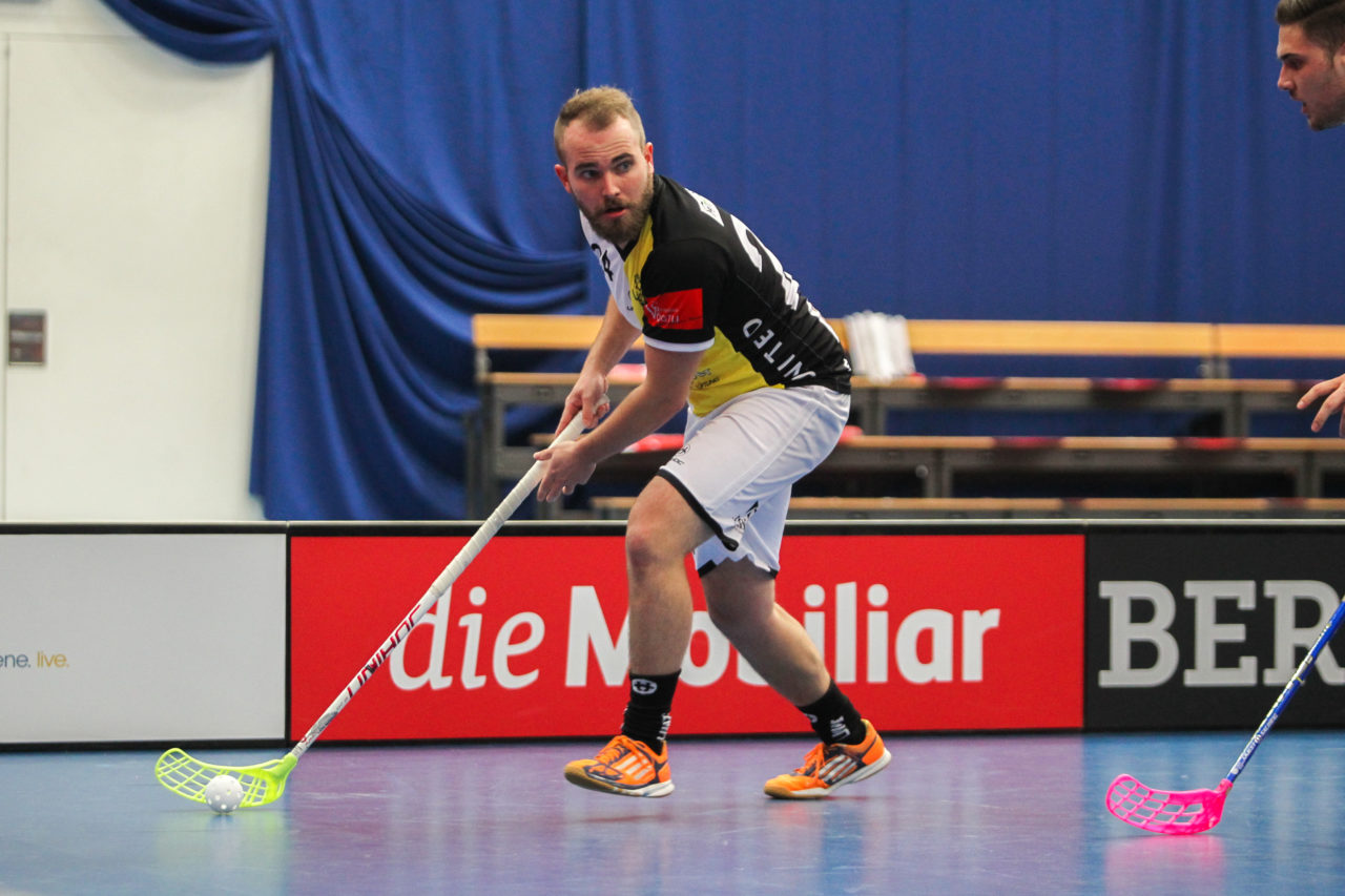 Wankdorfhalle (Bern), 25.02.2017, Unihockey Herren Ligacup, Nuglar United - UHCevi Gossau, Yannick Burtschi (Nr. 24, UHC Nuglar United) am Ball

(Claudio Schwarz, unihockey-fotos.ch)

Copyright: Claudio Schwarz, unihockey-fotos.ch – Dieses Bild wurde durch swiss unihockey lizenziert und darf ausschliesslich auf den Online-Kanälen von swiss unihockey verwendet werden. Die redaktionelle oder kommerzielle Nutzung durch Dritte (Medien, Vereine, Unternehmen oder Privatpersonen) per Download von diesem flickr-Account ist ausgeschlossen. Das Bild kann bei Interesse via unihockey-fotos.ch kostenpflichtig lizenziert werden. unihockey-fotos.ch behält sich vor, fehlbaren Medien, Vereinen, Unternehmen oder Privatpersonen Bilder mit einem Zuschlag in Rechnung zu stellen.