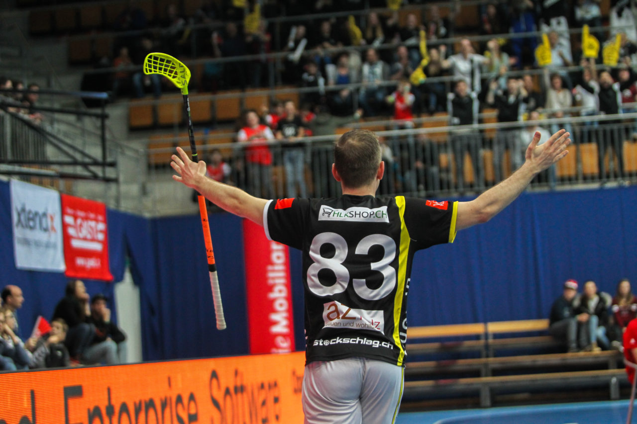 Wankdorfhalle (Bern), 25.02.2017, Unihockey Herren Ligacup, Nuglar United - UHCevi Gossau, Yannick Tanner (Nr. 83, UHC Nuglar United) bejubelt seinen Treffer

(Claudio Schwarz, unihockey-fotos.ch)

Copyright: Claudio Schwarz, unihockey-fotos.ch – Dieses Bild wurde durch swiss unihockey lizenziert und darf ausschliesslich auf den Online-Kanälen von swiss unihockey verwendet werden. Die redaktionelle oder kommerzielle Nutzung durch Dritte (Medien, Vereine, Unternehmen oder Privatpersonen) per Download von diesem flickr-Account ist ausgeschlossen. Das Bild kann bei Interesse via unihockey-fotos.ch kostenpflichtig lizenziert werden. unihockey-fotos.ch behält sich vor, fehlbaren Medien, Vereinen, Unternehmen oder Privatpersonen Bilder mit einem Zuschlag in Rechnung zu stellen.