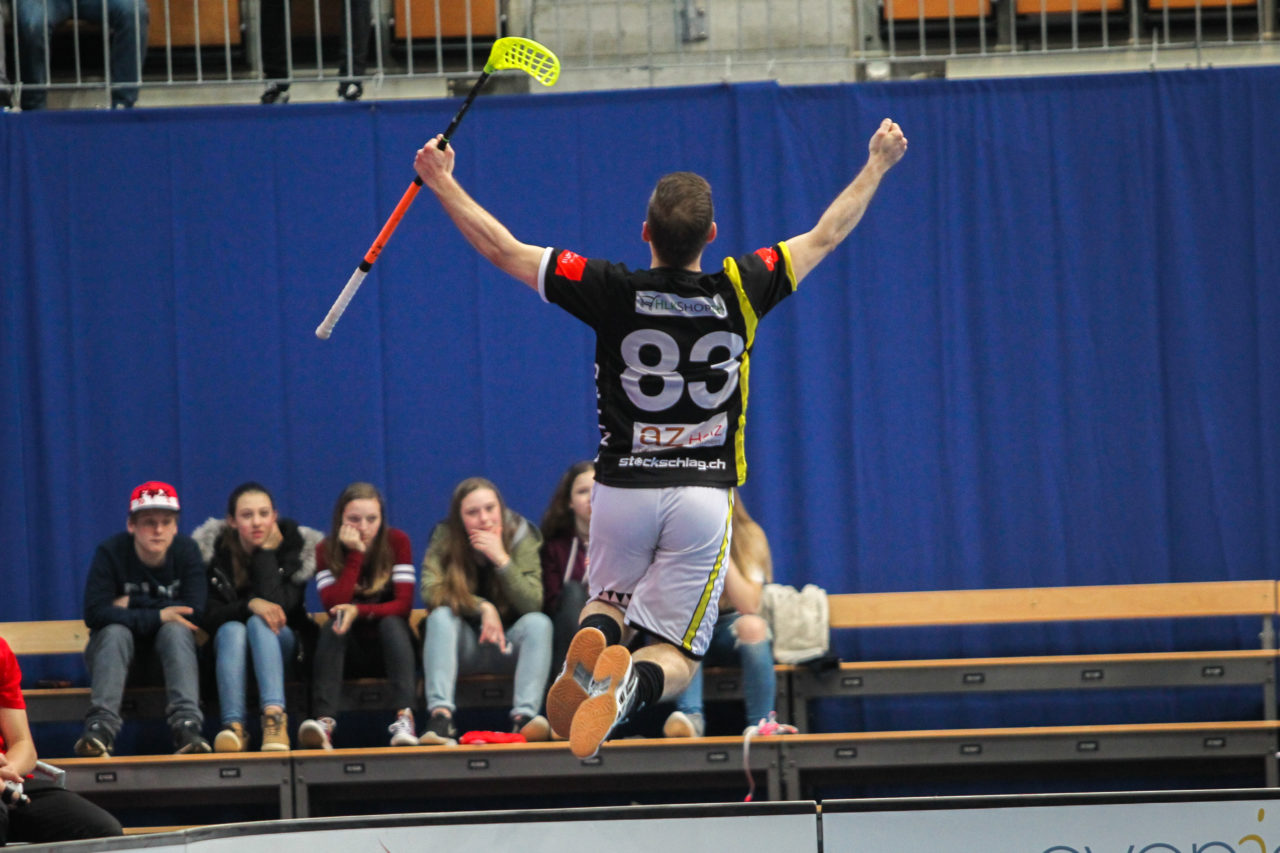 Wankdorfhalle (Bern), 25.02.2017, Unihockey Herren Ligacup, Nuglar United - UHCevi Gossau, Yannick Tanner (Nr. 83, UHC Nuglar United) bejubelt seinen Treffer

(Claudio Schwarz, unihockey-fotos.ch)

Copyright: Claudio Schwarz, unihockey-fotos.ch – Dieses Bild wurde durch swiss unihockey lizenziert und darf ausschliesslich auf den Online-Kanälen von swiss unihockey verwendet werden. Die redaktionelle oder kommerzielle Nutzung durch Dritte (Medien, Vereine, Unternehmen oder Privatpersonen) per Download von diesem flickr-Account ist ausgeschlossen. Das Bild kann bei Interesse via unihockey-fotos.ch kostenpflichtig lizenziert werden. unihockey-fotos.ch behält sich vor, fehlbaren Medien, Vereinen, Unternehmen oder Privatpersonen Bilder mit einem Zuschlag in Rechnung zu stellen.