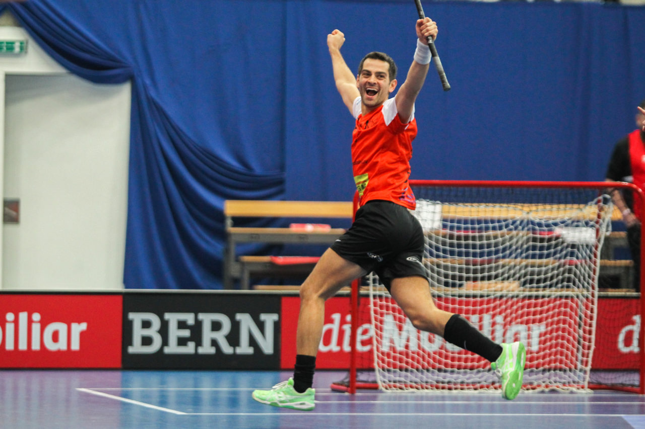 Wankdorfhalle (Bern), 25.02.2017, Unihockey Herren Ligacup, Nuglar United - UHCevi Gossau, Matthias Keller (Nr. 38, UHCevi Gossau) bejubelt den entscheidenden Treffer

(Claudio Schwarz, unihockey-fotos.ch)

Copyright: Claudio Schwarz, unihockey-fotos.ch – Dieses Bild wurde durch swiss unihockey lizenziert und darf ausschliesslich auf den Online-Kanälen von swiss unihockey verwendet werden. Die redaktionelle oder kommerzielle Nutzung durch Dritte (Medien, Vereine, Unternehmen oder Privatpersonen) per Download von diesem flickr-Account ist ausgeschlossen. Das Bild kann bei Interesse via unihockey-fotos.ch kostenpflichtig lizenziert werden. unihockey-fotos.ch behält sich vor, fehlbaren Medien, Vereinen, Unternehmen oder Privatpersonen Bilder mit einem Zuschlag in Rechnung zu stellen.