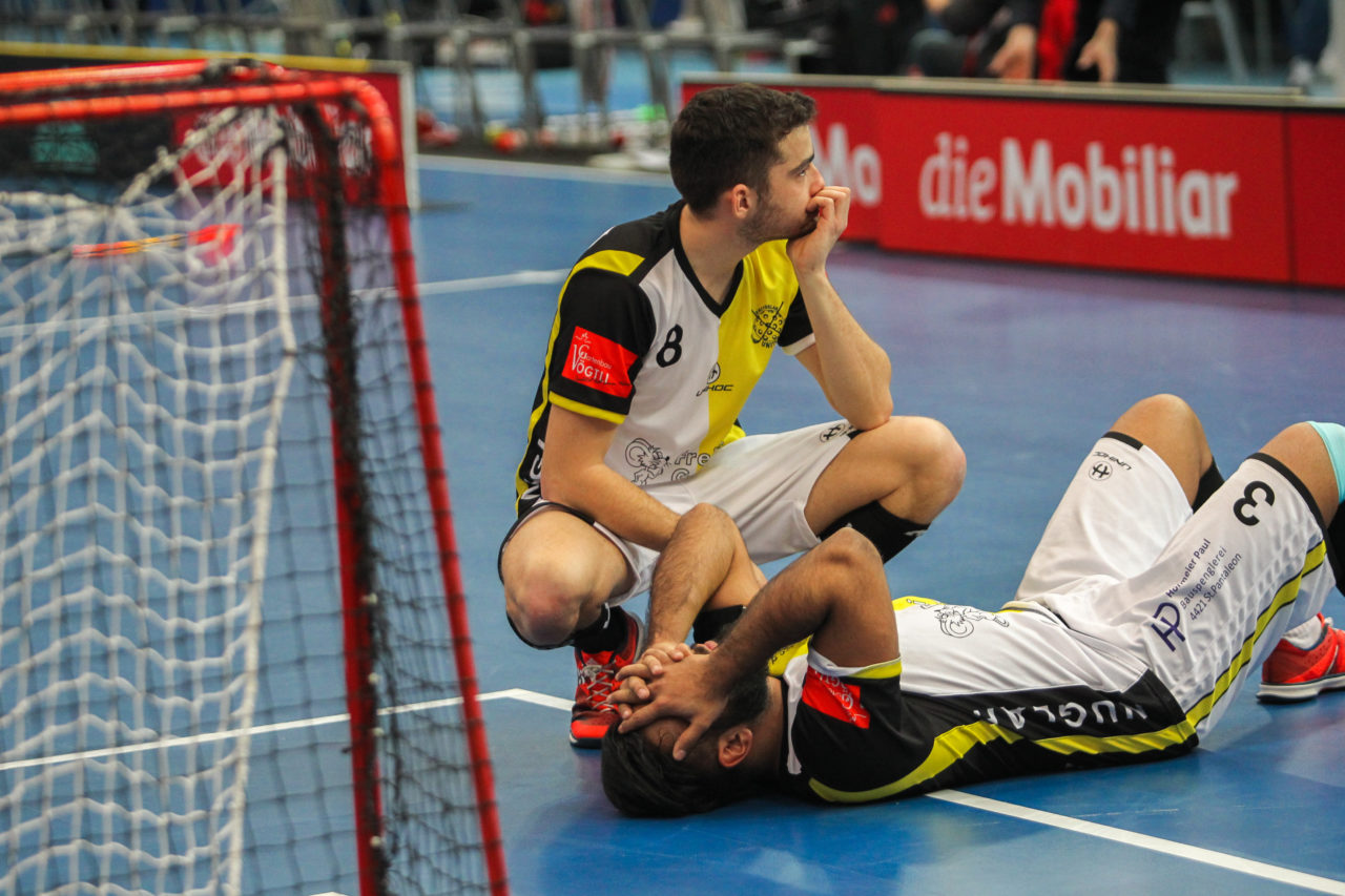 Wankdorfhalle (Bern), 25.02.2017, Unihockey Herren Ligacup, Nuglar United - UHCevi Gossau, Entsetzen bei Nuglar

(Claudio Schwarz, unihockey-fotos.ch)

Copyright: Claudio Schwarz, unihockey-fotos.ch – Dieses Bild wurde durch swiss unihockey lizenziert und darf ausschliesslich auf den Online-Kanälen von swiss unihockey verwendet werden. Die redaktionelle oder kommerzielle Nutzung durch Dritte (Medien, Vereine, Unternehmen oder Privatpersonen) per Download von diesem flickr-Account ist ausgeschlossen. Das Bild kann bei Interesse via unihockey-fotos.ch kostenpflichtig lizenziert werden. unihockey-fotos.ch behält sich vor, fehlbaren Medien, Vereinen, Unternehmen oder Privatpersonen Bilder mit einem Zuschlag in Rechnung zu stellen.