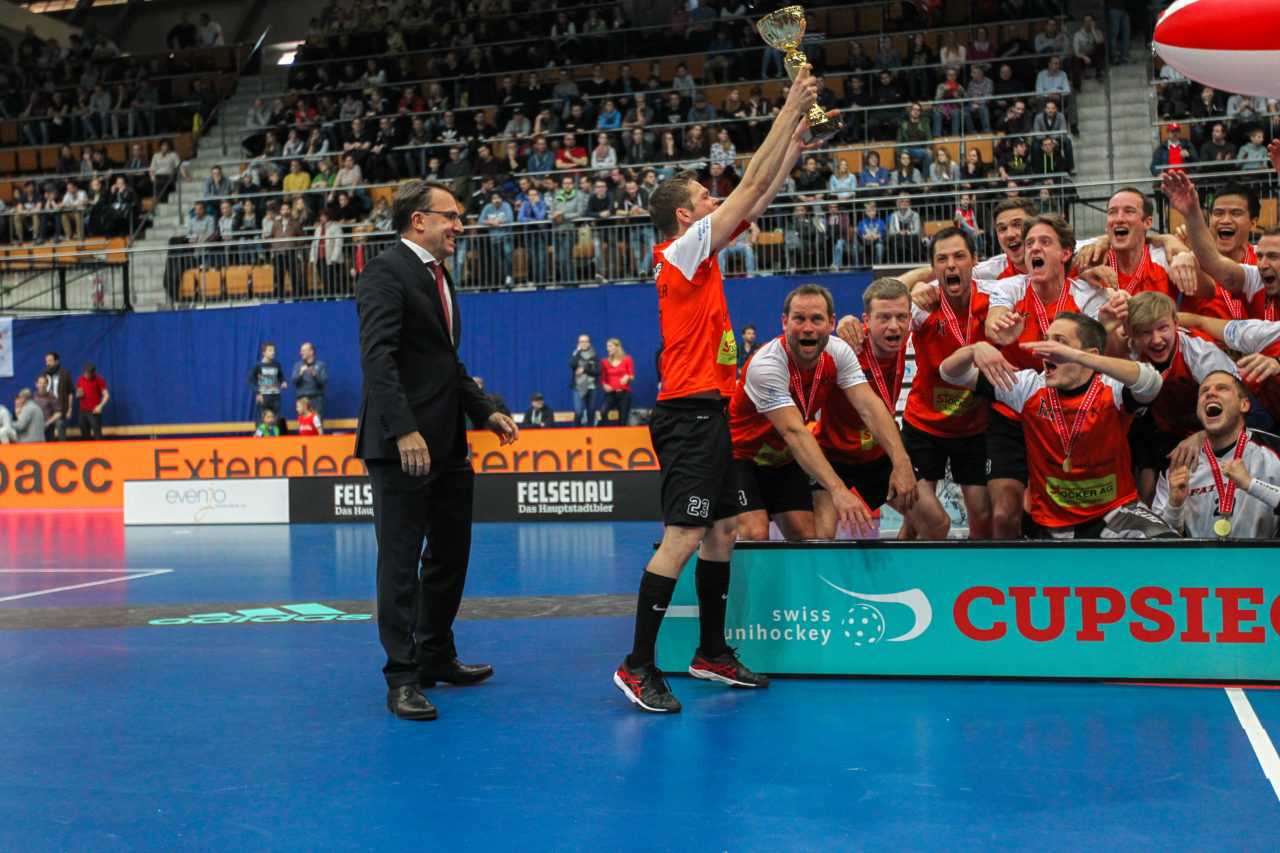 Wankdorfhalle (Bern), 25.02.2017, Unihockey Herren Ligacup, Nuglar United - UHCevi Gossau, Captain Patrick Frauchiger (Nr. 23, UHCevi Gossau) hält den Pott in die Luft

(Claudio Schwarz, unihockey-fotos.ch)

Copyright: Claudio Schwarz, unihockey-fotos.ch – Dieses Bild wurde durch swiss unihockey lizenziert und darf ausschliesslich auf den Online-Kanälen von swiss unihockey verwendet werden. Die redaktionelle oder kommerzielle Nutzung durch Dritte (Medien, Vereine, Unternehmen oder Privatpersonen) per Download von diesem flickr-Account ist ausgeschlossen. Das Bild kann bei Interesse via unihockey-fotos.ch kostenpflichtig lizenziert werden. unihockey-fotos.ch behält sich vor, fehlbaren Medien, Vereinen, Unternehmen oder Privatpersonen Bilder mit einem Zuschlag in Rechnung zu stellen.