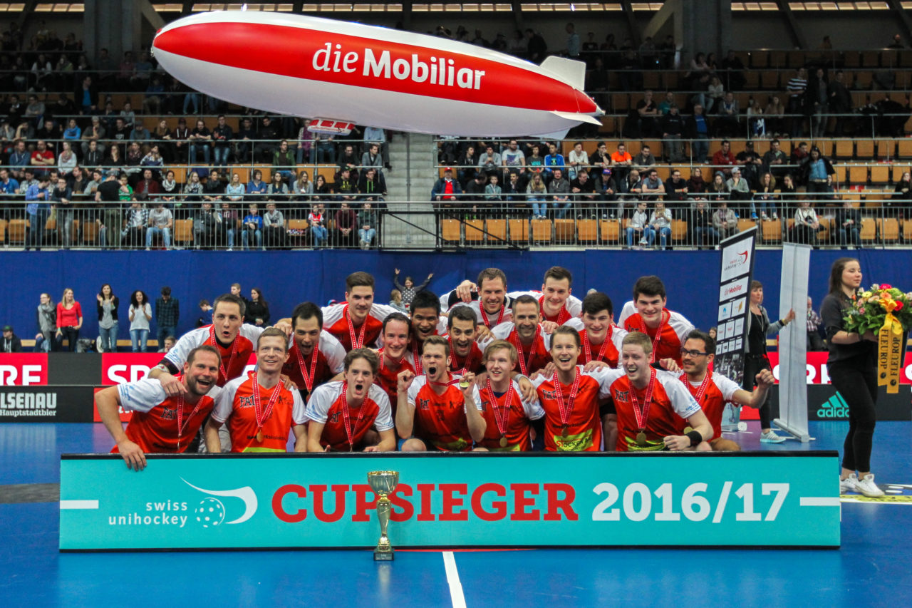 Wankdorfhalle (Bern), 25.02.2017, Unihockey Herren Ligacup, Nuglar United - UHCevi Gossau, Siegerbild Ligacup Herren

(Claudio Schwarz, unihockey-fotos.ch)

Copyright: Claudio Schwarz, unihockey-fotos.ch – Dieses Bild wurde durch swiss unihockey lizenziert und darf ausschliesslich auf den Online-Kanälen von swiss unihockey verwendet werden. Die redaktionelle oder kommerzielle Nutzung durch Dritte (Medien, Vereine, Unternehmen oder Privatpersonen) per Download von diesem flickr-Account ist ausgeschlossen. Das Bild kann bei Interesse via unihockey-fotos.ch kostenpflichtig lizenziert werden. unihockey-fotos.ch behält sich vor, fehlbaren Medien, Vereinen, Unternehmen oder Privatpersonen Bilder mit einem Zuschlag in Rechnung zu stellen.