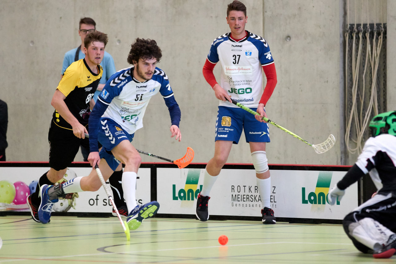 Zug United Junioren U21B Aufstiegsspiele U21A 
Zug United - Iron Marmots Davos-Klosters Resultat 7 : 4 
am 18. März 2017 in der Sporthalle Dorfmatt in Rotkreuz 
Zug United gewinnt die Aufstiegsspiele mit 3 : 0 und steigt in die höchste Liga U21A auf. Bild: Michael Peter